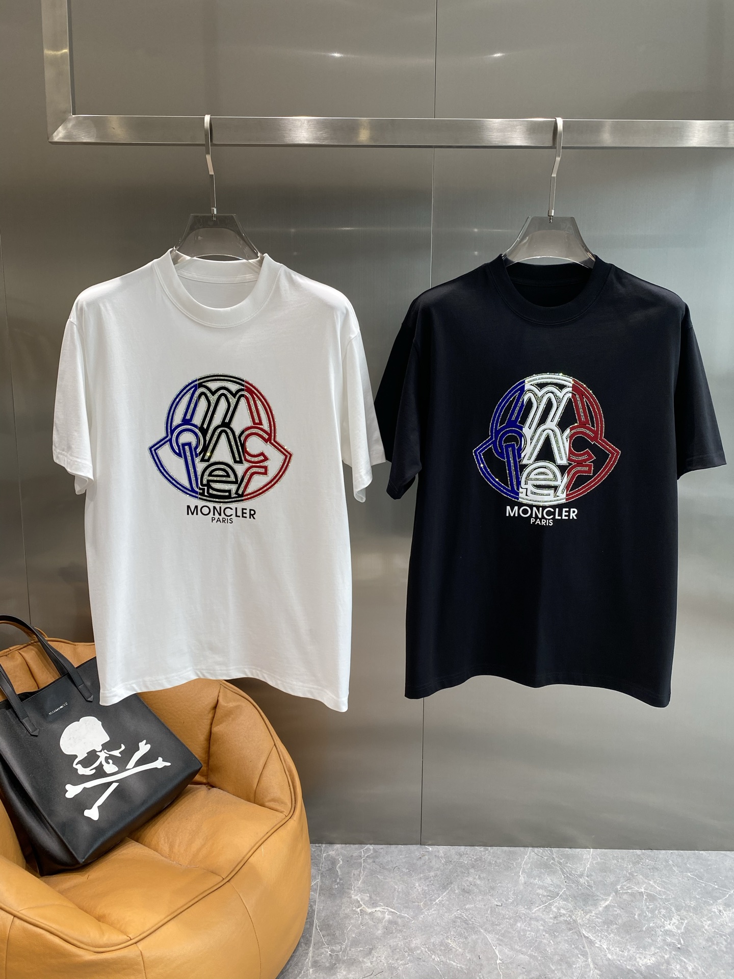 NO:465931,'Mengjia' Short-sleeved shirts in the mouth, summer fashion and vitality, simple and low-key, colorful brand logo on the chest, intertwined with red, blue and white, full of fashion sense. The fabric is skin-friendly and breathable, M-3XL the next day, Moncler, T-shirt, alexander wang19860909《蒙家》 蒙口短袖 夏日时尚活力担当 简约低调,胸前色彩绚丽的品牌标志,红蓝白三色交织 时尚感爆棚.面料亲肤又透气,M-3XL隔天,,Moncler,T-shirt,alexander wang,Men's clothing