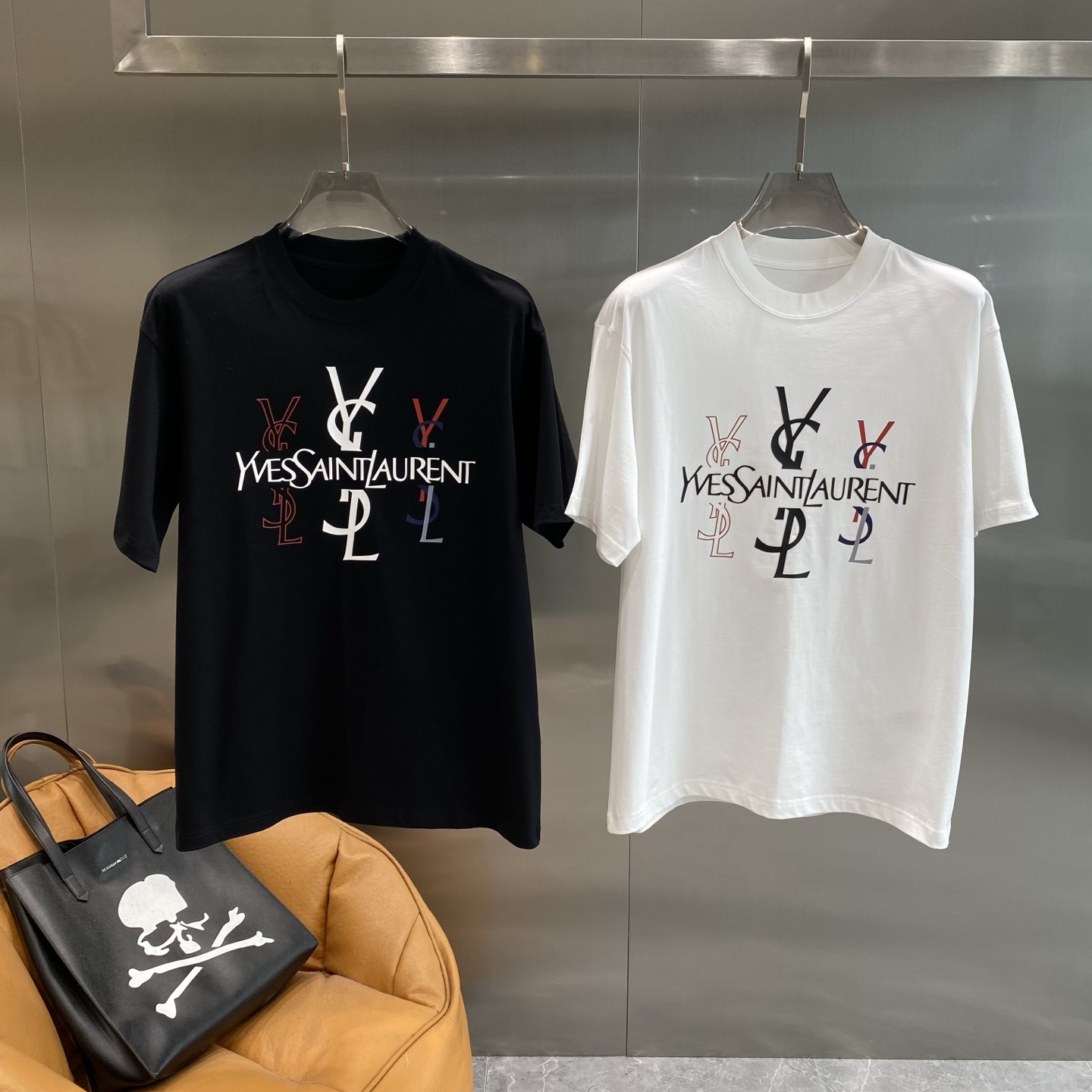 NO:465925,'Saint Laurent' Saint Laurent short-sleeved summer luxury trend choice classic and versatile, with the brand iconic letters arranged on the chest, presented in white, red, purple and other colors, and the luxury and trend instantly fill the fabric. The texture is excellent, M-3XL, saint laurent, loewe, T-shirt, alexander wang19860909《圣罗家》 圣罗兰短袖 夏日奢华潮流之选 经典又百搭,胸前错落有致的品牌标志性字母,以白、红、紫等色彩呈现,奢华感与潮流感瞬间拉满.面料质感上乘,M-3XL,,saint laurent,loewe,T-shirt,alexander wang,Men's clothing