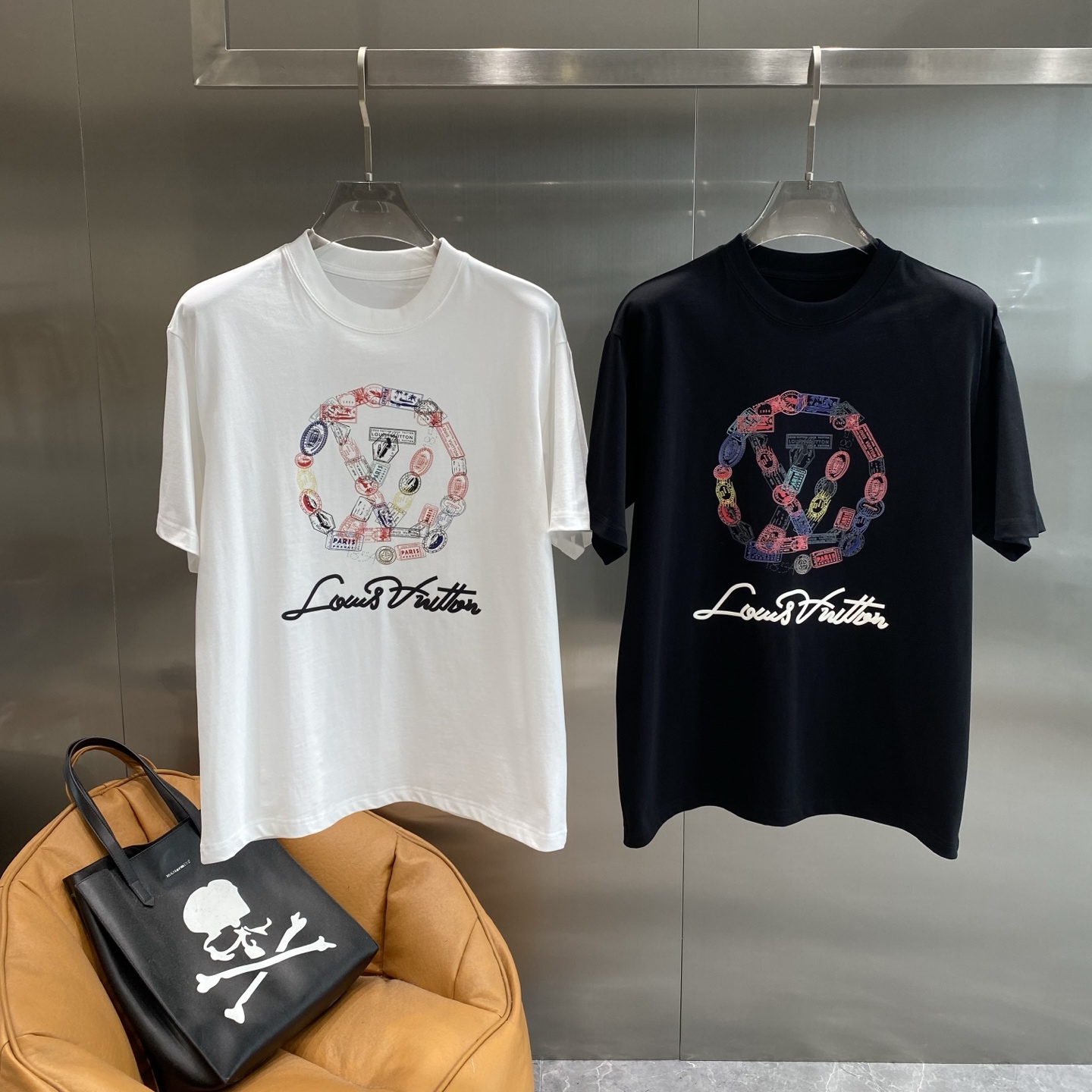 NO:465917,'Donkey Family' LV short-sleeved summer new favorite calm and atmospheric, with colorful brand elements on the chest, as if it is a fashionable palette, colorful and unique, paired with flowing brand handwritten fonts, trendy and luxury coexist. The fabric is soft and breathable, M-3XL,, louis vuitton, louis vuitton, louis vuitton, T-shirt, alexander wang19860909《驴家》 LV短袖 夏日缤纷潮流新宠 沉稳大气,胸前彩色的品牌元素图案,仿佛是时尚的调色盘,缤纷又独特,搭配上飘逸的品牌手写字体,潮流感与奢华感并存.面料柔软且透气,M-3XL,,louis vuitton,louis vuitton,louis vuitton,T-shirt,alexander wang,Men's clothing