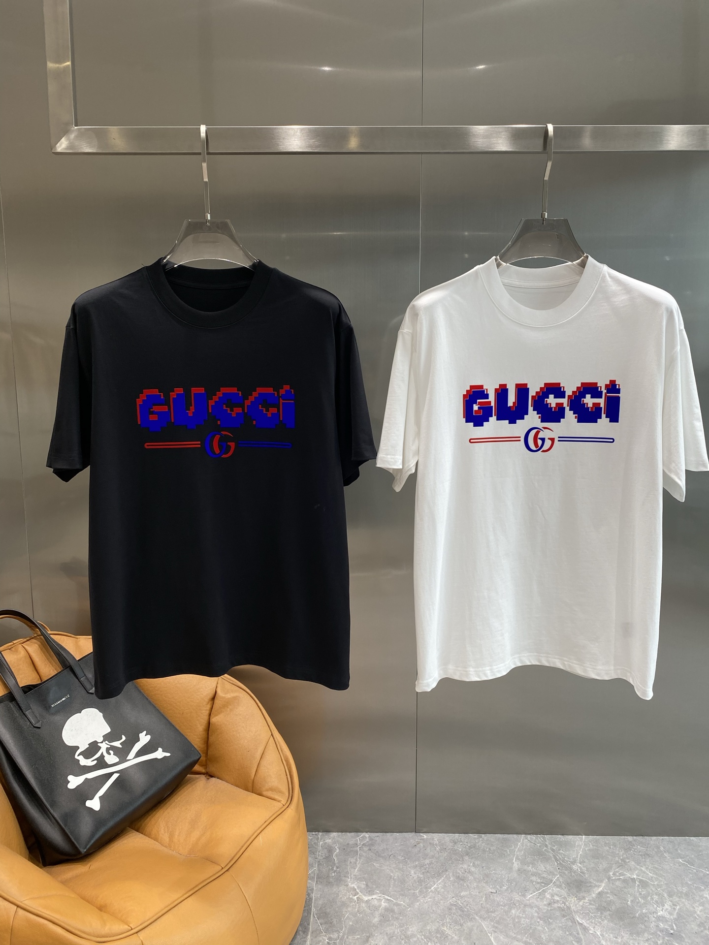 NO:465909,'Gunjia' GUCCI short-sleeved summer retro trend new style T-shirts are classic and versatile, with the words 'GUCCI' in the pixel style on the chest, the collision of red and blue, retro and full of technology, instantly grabbing the eye and making people shine. The fabric is comfortable and skin-friendly, M-3XL the next day, gucci, gucci, T-shirt, tees, t-shirt, alexander wang19860909《古家》 GUCCI短袖 夏日复古潮流新风尚 T恤经典百搭,胸前像素风格的“GUCCI”字样,红蓝色的碰撞,复古又充满科技感,瞬间抓住眼球,让人眼前一亮.面料舒适亲肤,M-3XL隔天,,gucci,gucci,T-shirt,tees，t-shirt,alexander wang,Men's clothing