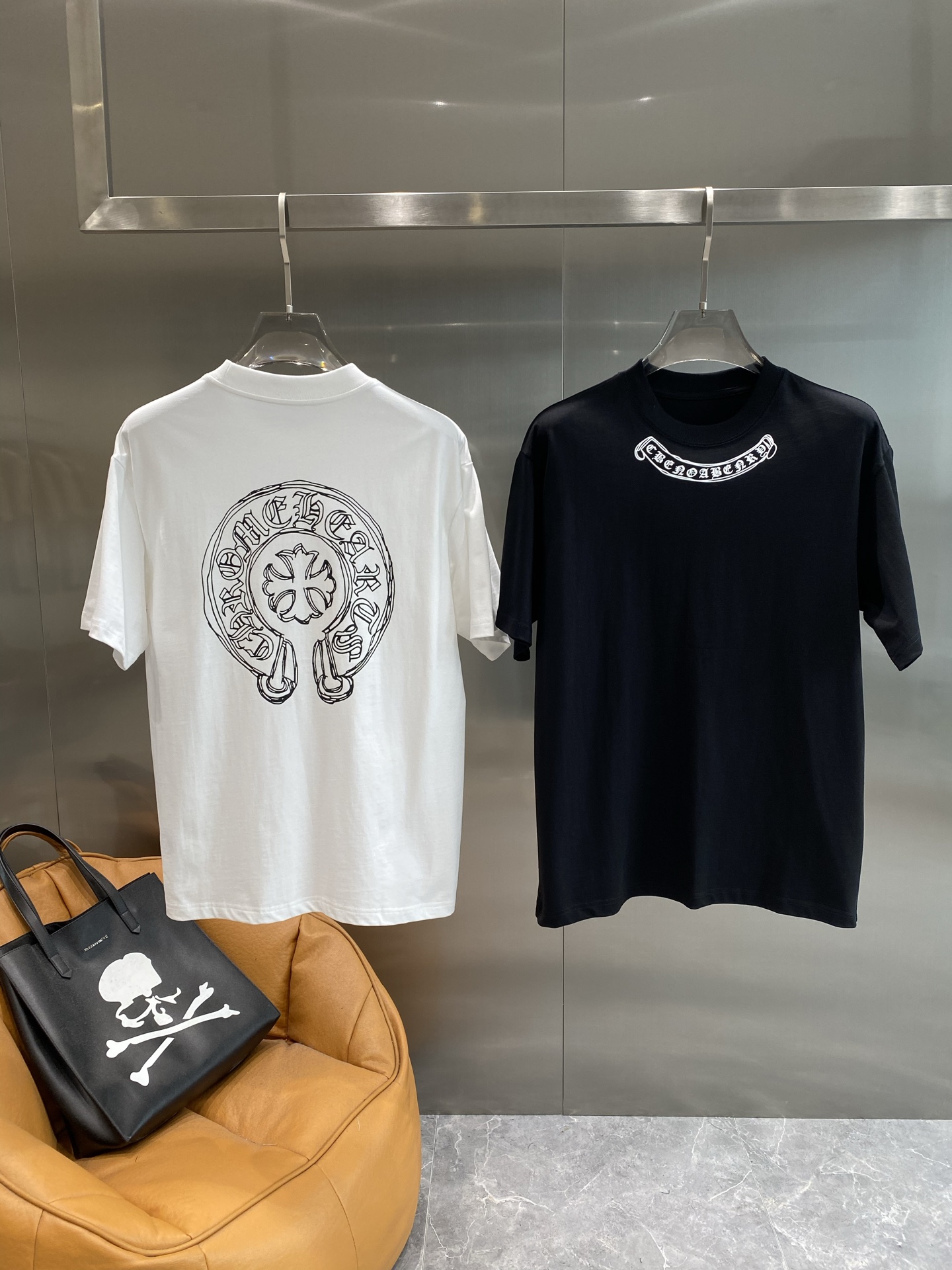 NO:465903,'Kejia' Croxin short-sleeved summer dark trend is a must-have pure black T-shirt simple and mysterious, with the big white brand iconic pattern behind it, full of dark style, and every detail shows a unique taste. The fabric is full of texture, comfortable and stylish. M-3XL the next day, chrome hearts, T-shirt, tees, t-shirt, alexander wang19860909《克家》 克罗心短袖 夏日暗黑潮流必备 纯黑色的T恤简约又神秘,背后大大的白色品牌标志性图案,充满了暗黑系的潮流感,每一处细节都彰显着独特品味.面料质感十足,穿着舒适又有型.M-3XL隔天,,chrome hearts,T-shirt,tees，t-shirt,alexander wang,Men's clothing