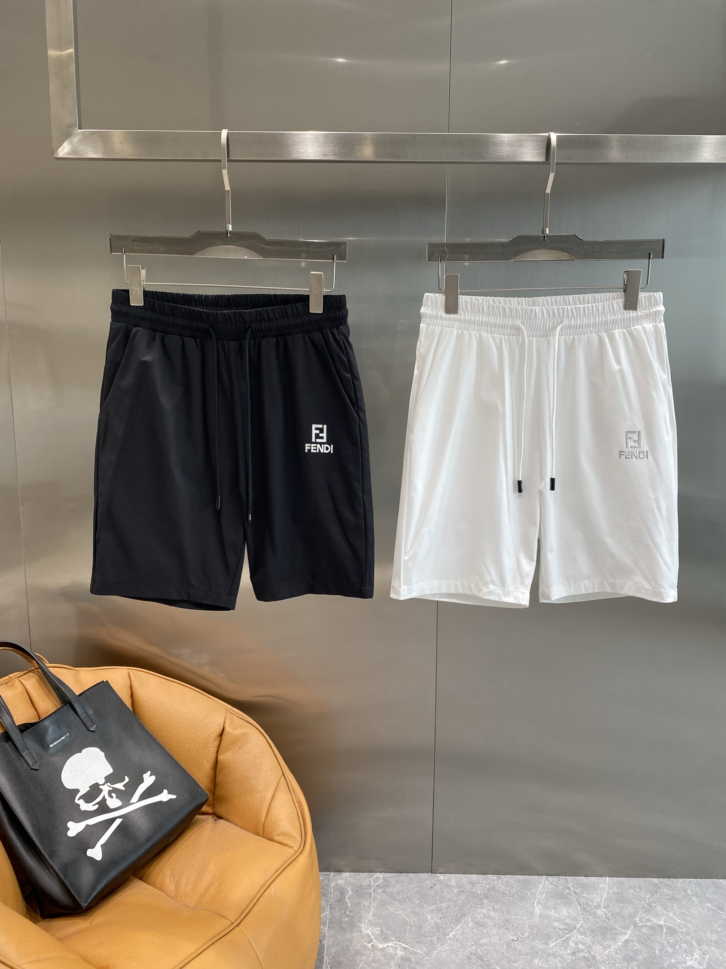 NO:439619,'Fenjia' 2025 new shorts, summer casual and luxurious style, classic, simple and atmospheric. The exquisite logo on one side of the trouser shows the unique luxury of the brand, and the details show the quality. The elastic waist design is matched with drawstring, which is comfortable and convenient to adjust the M-3XL the next day, fendi, shorts, alexander wang19860909《 芬家》 2025新款短裤,夏日休闲奢华风 经典简约又大气.裤身一侧精致的logo,彰显出品牌独有的奢华感,细节之处尽显品质.松紧腰设计搭配抽绳,舒适又方便调节M-3XL隔天,,fendi,shorts,alexander wang,Men's clothing