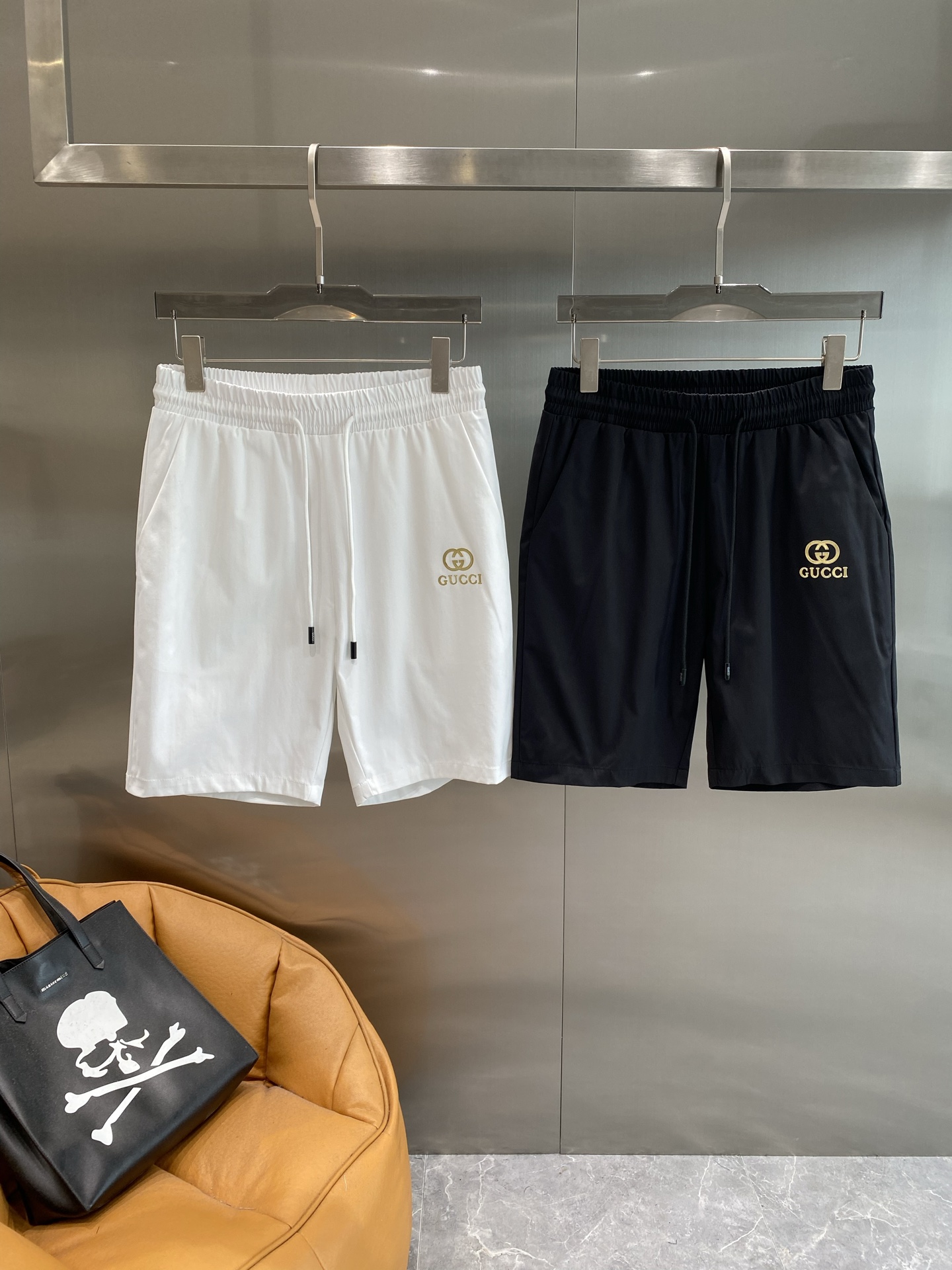 NO:439611,'Gujia' 2025 new shorts, summer casual and luxurious style, classic, simple and atmospheric. The exquisite logo on one side of the trouser shows the unique luxury of the brand, and the details show the quality. The elastic waist design is matched with drawstring, which is comfortable and convenient to adjust the M-3XL the next day, gucci, shorts, alexander wang19860909《 古家》 2025新款短裤,夏日休闲奢华风 经典简约又大气.裤身一侧精致的logo,彰显出品牌独有的奢华感,细节之处尽显品质.松紧腰设计搭配抽绳,舒适又方便调节M-3XL隔天,,gucci,shorts,alexander wang,Men's clothing