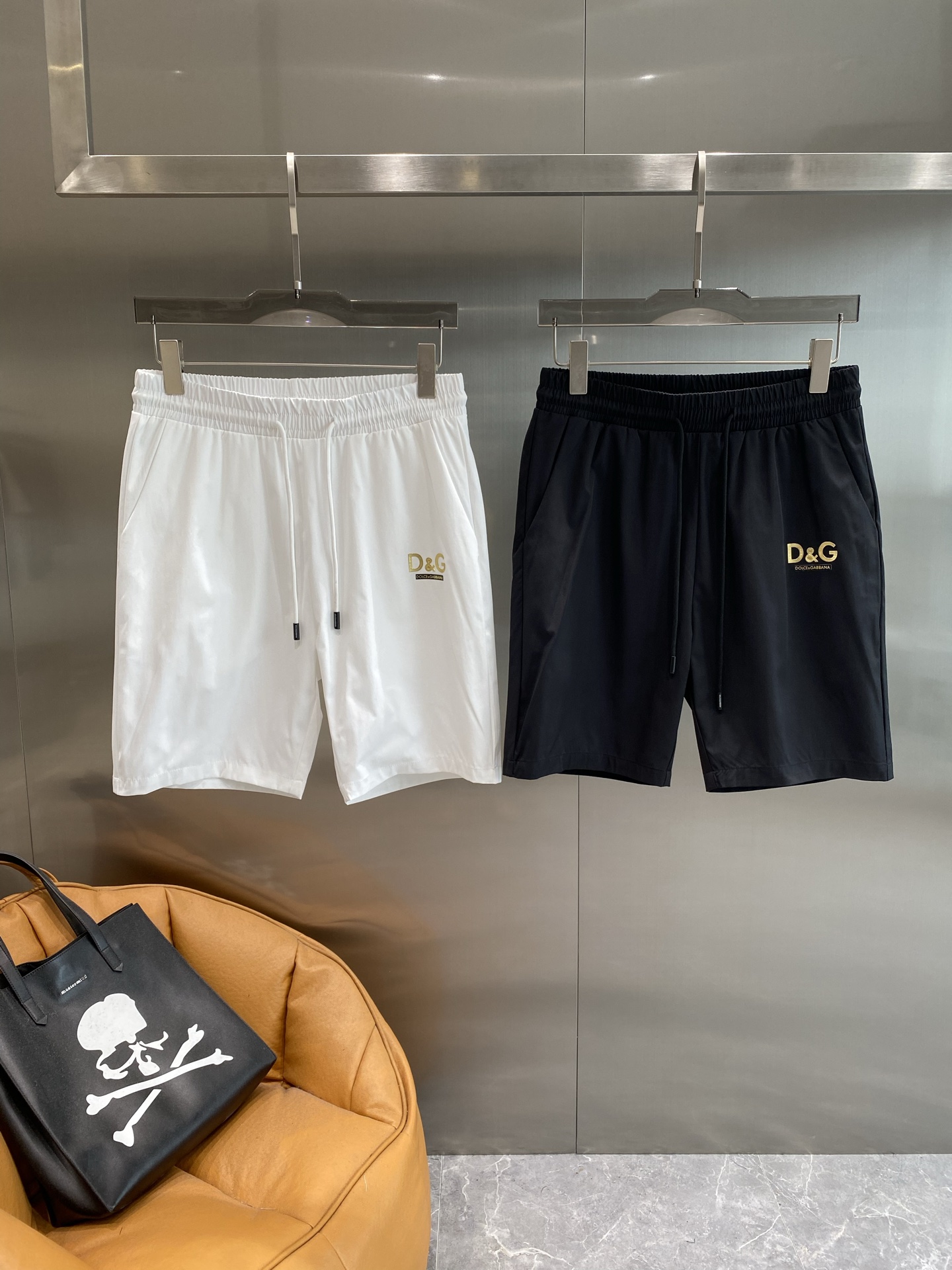 NO:439603,'DG Home' 2025 new shorts, summer casual and luxurious style, classic, simple and atmospheric. The exquisite logo on one side of the trouser shows the unique luxury of the brand, and the details show the quality. The elastic waist design is matched with drawstring, which is comfortable and convenient to adjust the M-3XL the next day, gucci, shorts, alexander wang19860909《 DG家》 2025新款短裤,夏日休闲奢华风 经典简约又大气.裤身一侧精致的logo,彰显出品牌独有的奢华感,细节之处尽显品质.松紧腰设计搭配抽绳,舒适又方便调节M-3XL隔天,,gucci,shorts,alexander wang,Men's clothing