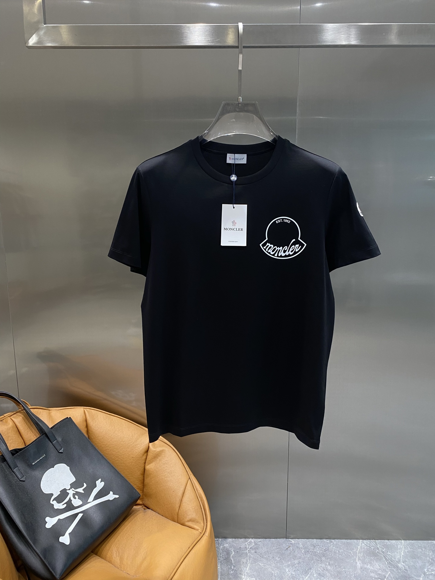 NO:457616,'Mengjia' Moncler Black T is simple and stylish, with a classic logo that has a high-end feel. The texture is full, exquisite, and worn on the body, M-4XL, alexander wang19860909《蒙家》 Moncler 黑T简约又有范儿,经典标识自带高级感.搭质感拉满,精致”穿在了身上,M-4XL,,alexander wang,Men's clothing