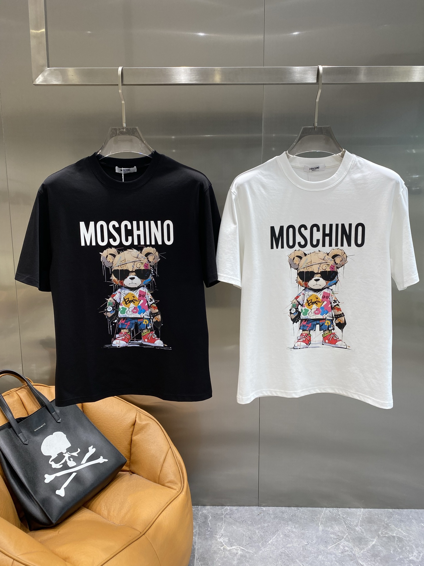 NO:503503,'Moss House' MOSCHINO's Bear T Graffiti-style Bear wearing sunglasses, full of fashion and cool style, grasping the childlike fun and fashion ~ Classic Black T versatile and brilliant, with a street feeling full of M-3XL the next day, alexander wang19860909《莫斯家》 MOSCHINO的小熊T 涂鸦风小熊戴着墨镜,浑身都是潮酷范儿,把童趣和时尚狠狠拿捏～经典黑T百搭又出彩,街头感拉满M-3XL隔天,,alexander wang,Men's clothing
