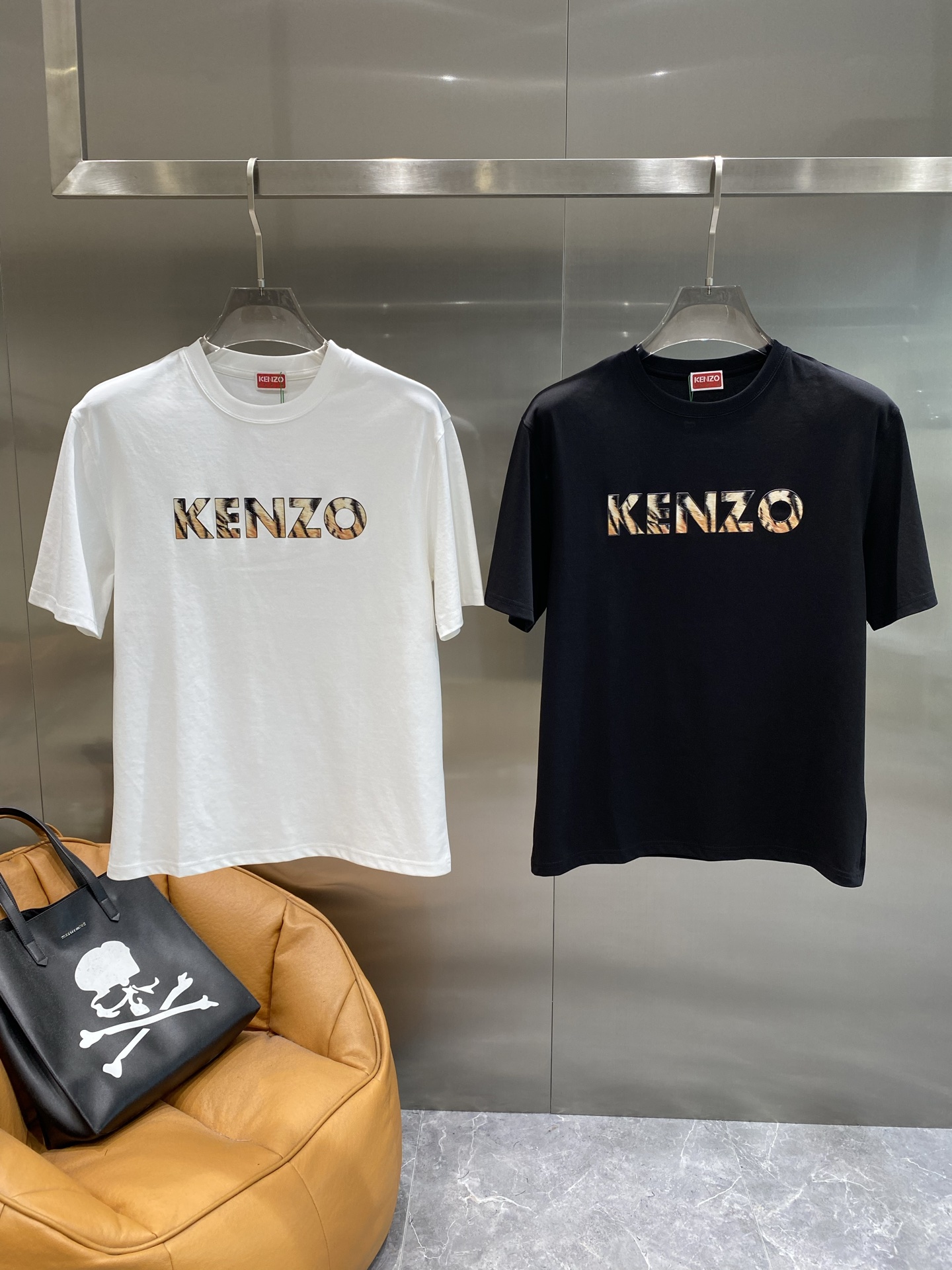 NO:503497,'KENZO Home' KENZO short-sleeved, super stylish, unique textured letter prints, low-key, high-end feel, simple style, fashionable, M-3XL the next day, T-shirt, alexander wang19860909《KENZO家》 KENZO短袖 超有格调 独特纹理的字母印花,低调中藏着高级感,简约版型适配时尚感直接拉满,M-3XL隔天,,T-shirt,alexander wang,Men's clothing