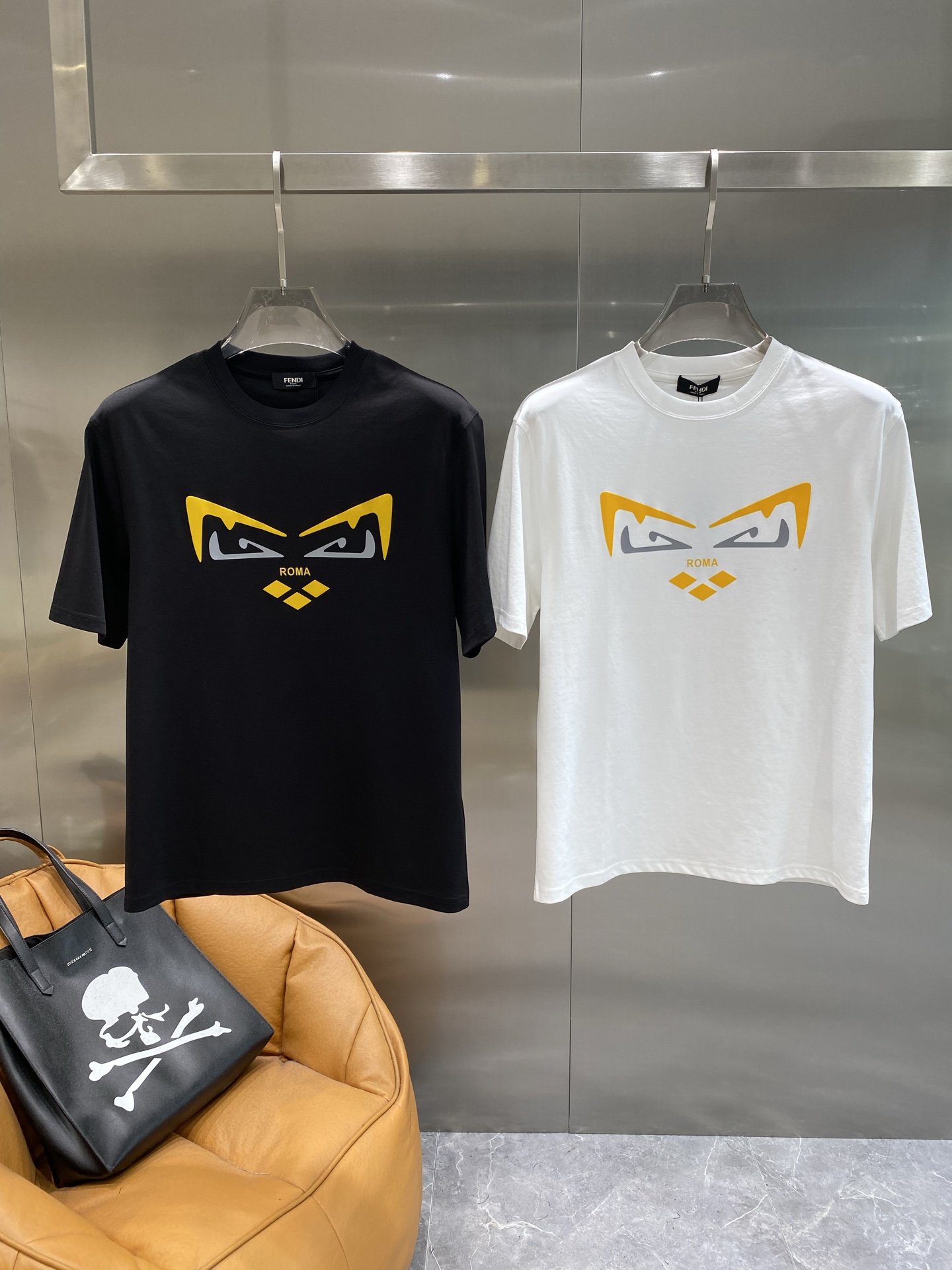 NO:503488,'Fen Di' FENDI Short-sleeved classic little monster print, yellow and black collided to create a cool feeling, the words 'ROMA' hide the brand background. The street and high-end sense are integrated, M-3XL the next day, fendi, fendi, T-shirt, alexander wang19860909《芬家》 FENDI 短袖 经典小怪兽印花,黄与黑碰撞出潮酷感,“ROMA”字样藏着品牌底蕴.街头与高级感融合,M-3XL隔天,,fendi,fendi,T-shirt,alexander wang,Men's clothing