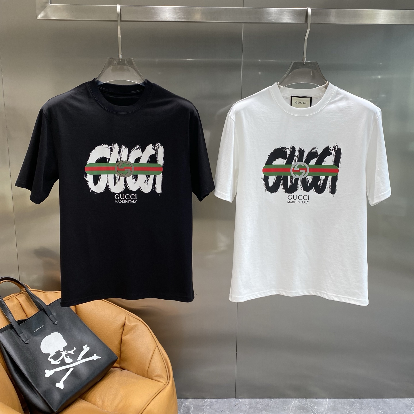 NO:503517,'The Gu Family' Gucci short-sleeved classic red and green webbing with letter printing, retro and trendy ~ the simple style hides a sense of high-end, M-3XL the next day, gucci, gucci, T-shirt, alexander wang19860909《古家》 Gucci 短袖经典红绿织带搭配字母印花,复古又潮酷~简约版型藏着高级感,M-3XL隔天,,gucci,gucci,T-shirt,alexander wang,Men's clothing