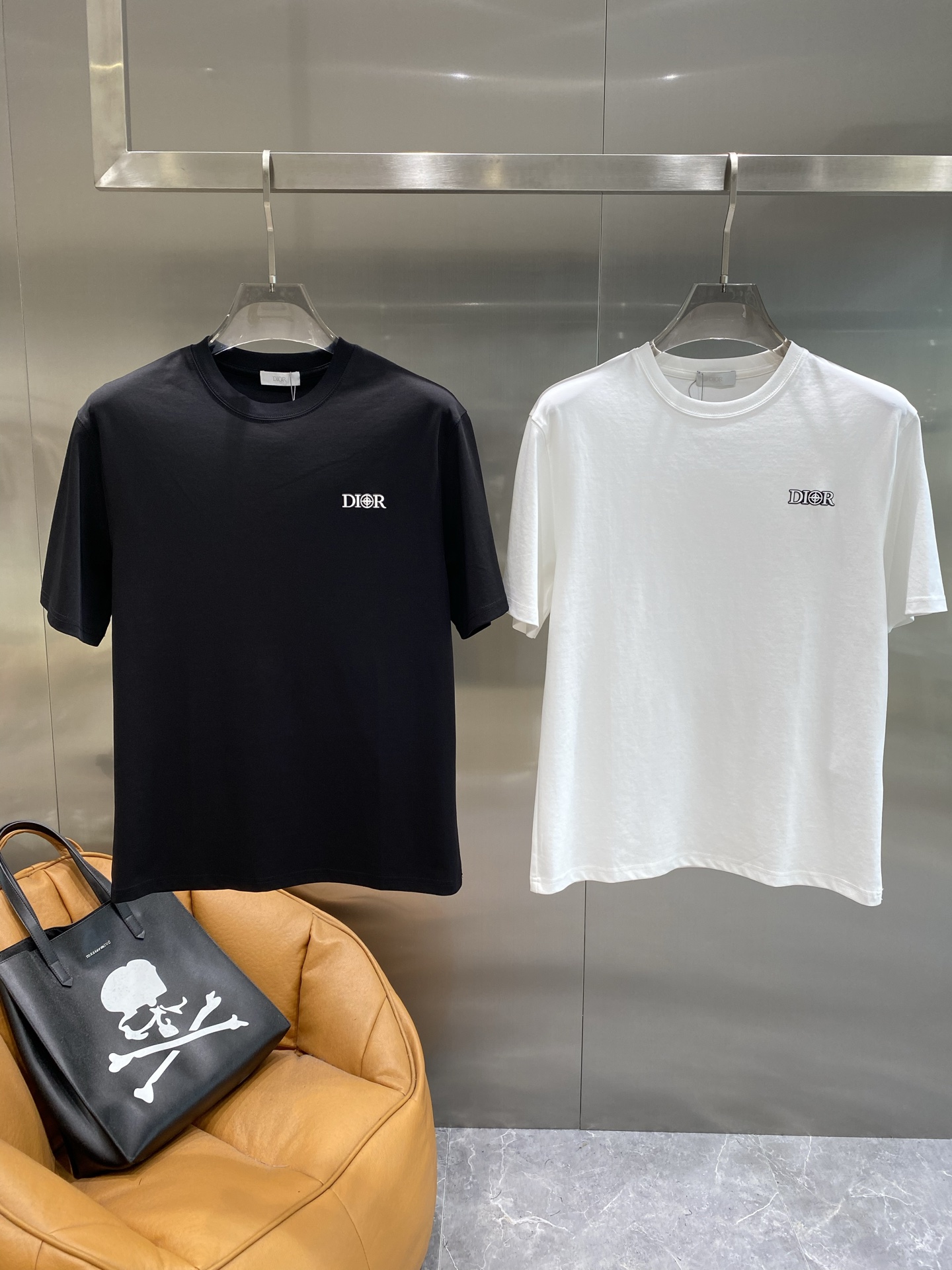 NO:503514,'Dijia' Dior short-sleeved Dior short-sleeved, the small label hides large and high-end, the classic color matching is versatile and durable, and the low-key and ostentatious perfectly blends. The next day, dior, dior, T-shirt, alexander wang19860909《迪家》 Dior短袖 简约到极致,小标藏着大高级 经典配色百搭又耐看 低调与张扬完美融合.M-3XL隔天,,dior,dior,T-shirt,alexander wang,Men's clothing