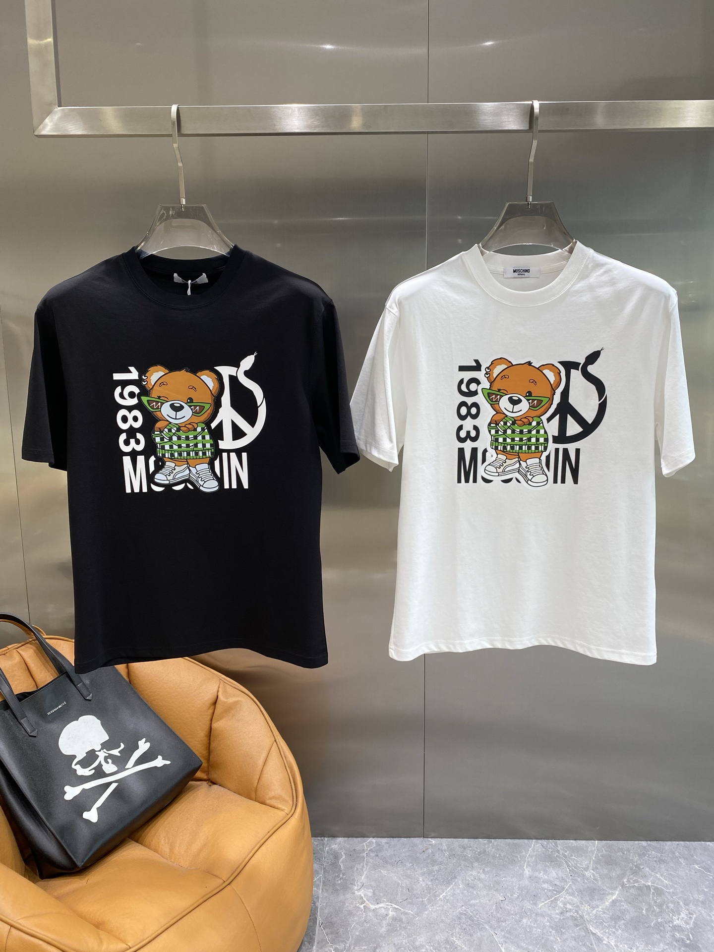 NO:503511,'Moss Family' Moschino Trendy and cool bear short sleeves 1983 numbers, peace marks, plus bear's sunglasses and plaid outfit, retro and fashionable ~ black background color is versatile and eye-catching, M-3XL the next day, T-shirt, alexander wang19860909《莫斯家》 莫斯奇诺 潮酷小熊短袖 1983数字、和平标,加上小熊的墨镜与格纹装,复古又时髦~黑色底色百搭又吸睛,M-3XL隔天,,T-shirt,alexander wang,Men's clothing