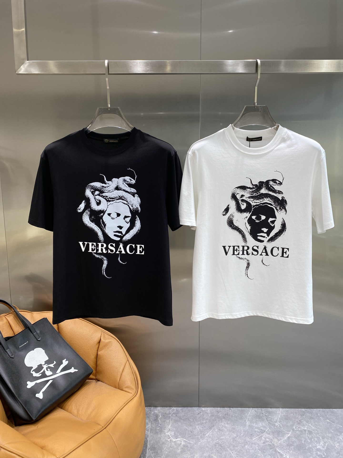 NO:496586,'Fan Family' Versace short-sleeved classic black base, Medusa print + 'VERSACE' letters, the style is slightly loose, M-3XL the next day, versace, versace, T-shirt, alexander wang19860909《范家》 范思哲短袖 经典黑色打底,美杜莎印花+“VERSACE” 字母,版型是微宽松设计,M-3XL隔天,,versace,versace,T-shirt,alexander wang,Men's clothing