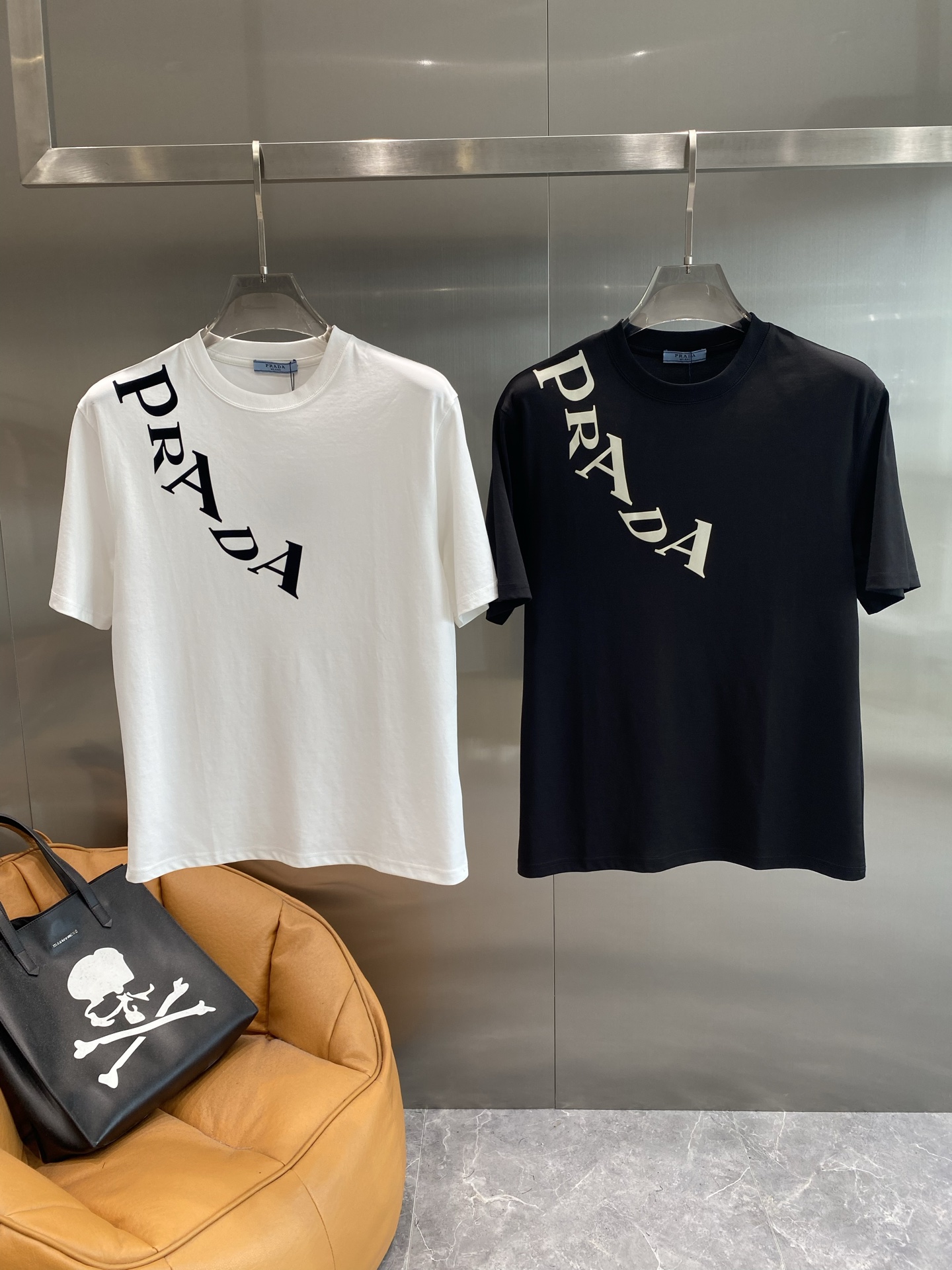 NO:496580,'Pujia' Prada short-sleeved Prada T-shirt is a whole long on high-end aesthetics. Classic black base, oblique printed 'PRADA' letters have their own aura, low-key and luxurious barrier' M-3XL the next day, prada, prada, T-shirt, alexander wang19860909《普家》 Prada 短袖 Prada T 恤一整个长在高级审美点上 经典黑色打底,斜印的 “PRADA” 字母自带气场, 低调奢华结界”M-3XL隔天,,prada,prada,T-shirt,alexander wang,Men's clothing