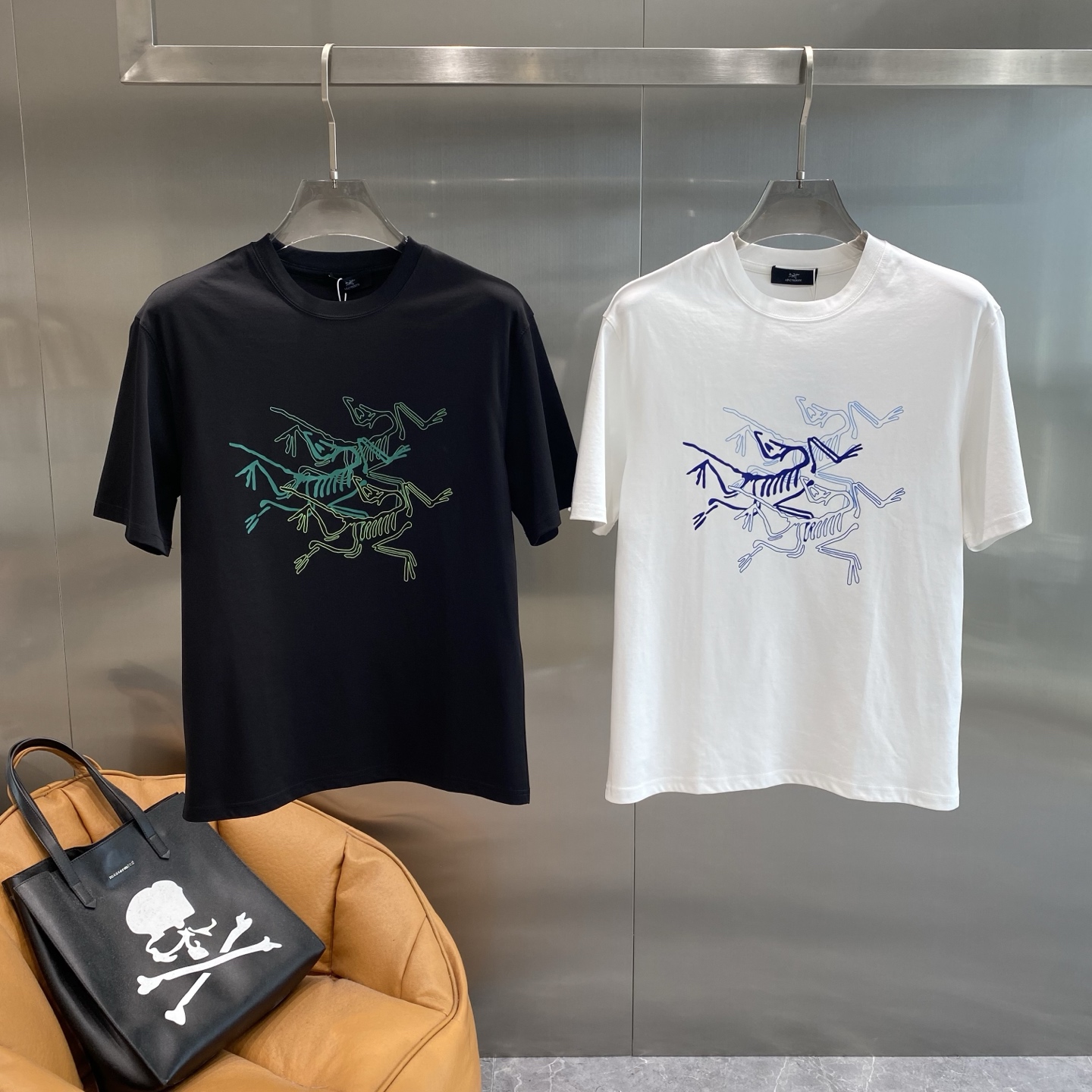 NO:503506,'Bird Family' Archaeoptera bird's short-sleeved classic black base, fluorescent green abstract pattern with artistic sense, the style is slightly loose, M-3XL the next day, jil sanderarc'teryx, T-shirt, alexander wang19860909《鸟家》 始祖鸟短袖经典黑色打底,荧光绿的抽象图案自带艺术感,版型是微宽松设计,M-3XL隔天,,jil sanderarc'teryx,T-shirt,alexander wang,Men's clothing