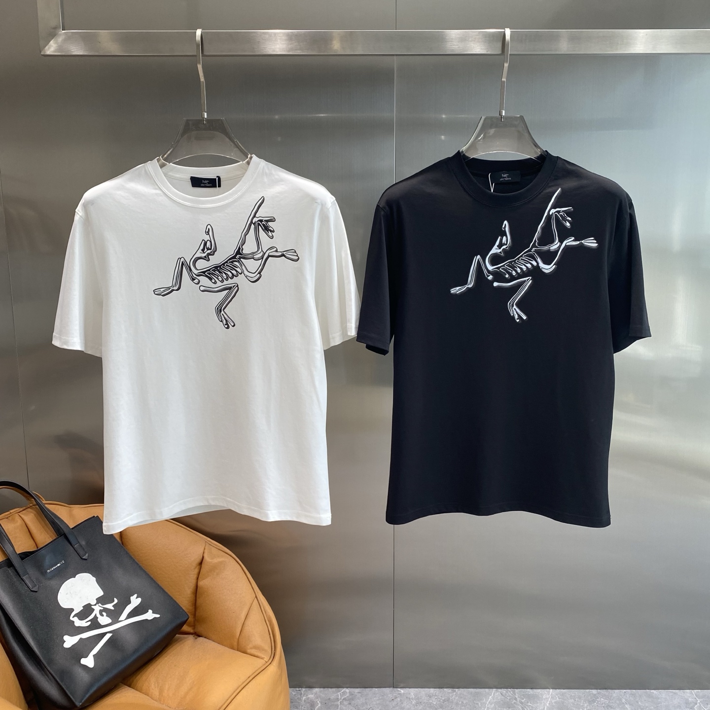 NO:496574,'Bird Family' Archaeoptera bird short-sleeved T-shirt is a whole that is long on the trendy and cool aesthetics. Classic black base, white abstract bird pattern has a sense of artistic feeling, the style is slightly loose M-3XL the next day, jil sanderarc'teryx, T-shirt, alexander wang19860909《鸟家》 始祖鸟短袖 T 恤一整个长在潮酷审美点上 经典黑色打底,白色的抽象鸟图案自带艺术感,版型是微宽松M-3XL隔天,,jil sanderarc'teryx,T-shirt,alexander wang,Men's clothing