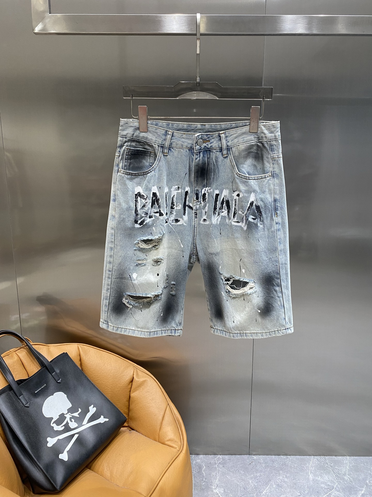 NO:439595,'Paris Home' Balenciaga denim shorts, trendy and flying. Old ripped holes + graffiti letters, street feeling full, cool and cool value. Easy to grasp the trendy accent, walk on the street, the perfect fashion trend number is 29-36 the next day, balenciaga, balenciaga, shorts, alexander wang19860909《巴黎家》 巴黎世家牛仔短裤,潮到飞起 做旧破洞+涂鸦字母,街头感拉满,酷飒值爆表.轻松拿捏潮流腔调,走在街上,妥妥的时尚弄潮儿码数29-36隔天,,balenciaga,balenciaga,shorts,alexander wang,Men's clothing