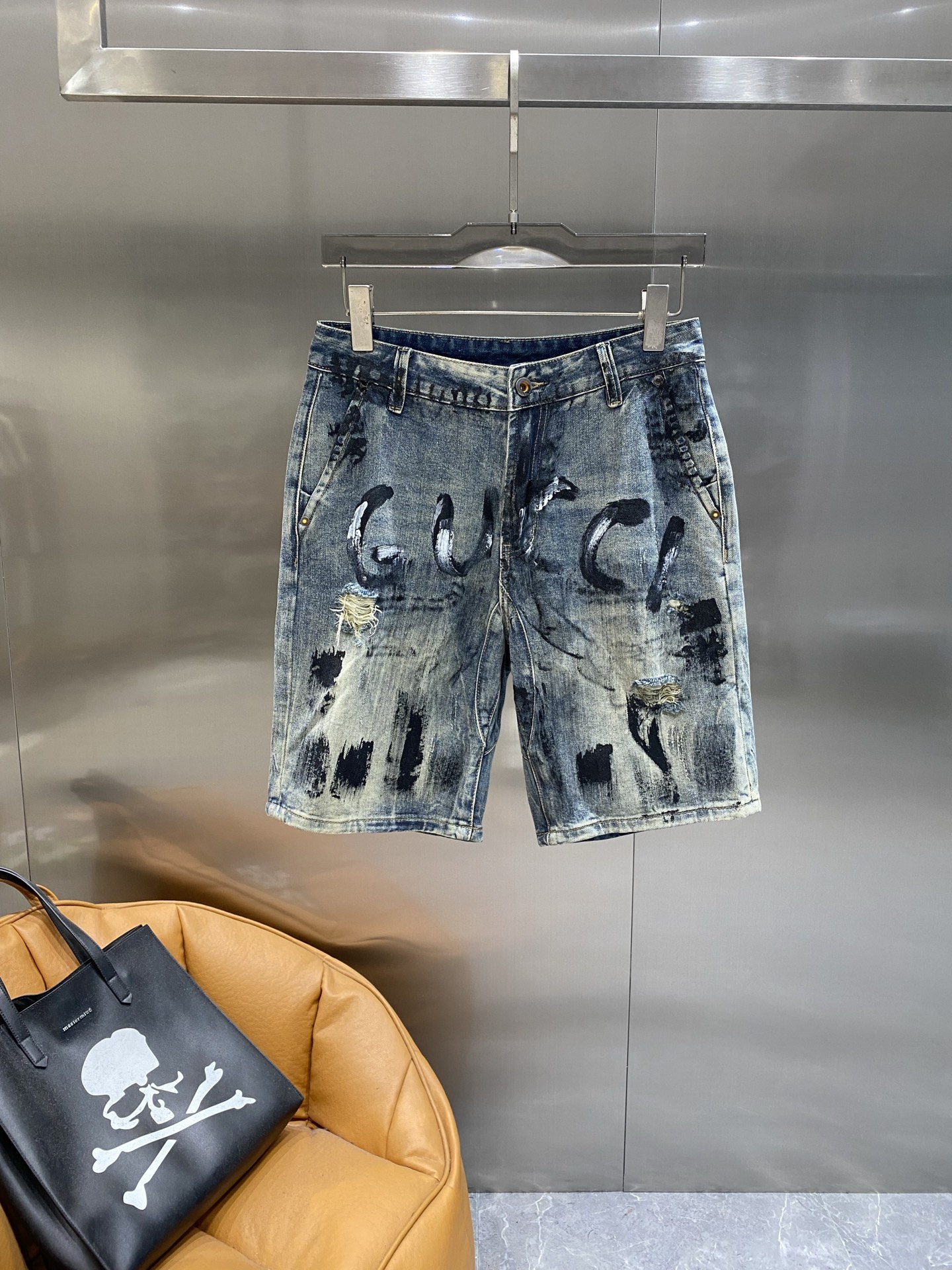 NO:439537,'Guqi Family' Guqi denim shorts, trendy and flying, old holes + graffiti letters, street feeling full, cool and cool value. Easy to grasp the trendy accent, walk on the street, the fashion trendy number is 29-36 the next day, shorts, alexander wang19860909《古奇家》 古奇牛仔短裤,潮到飞起 做旧破洞+涂鸦字母,街头感拉满,酷飒值爆表.轻松拿捏潮流腔调,走在街上,妥妥的时尚弄潮儿码数29-36隔天,,shorts,alexander wang,Men's clothing