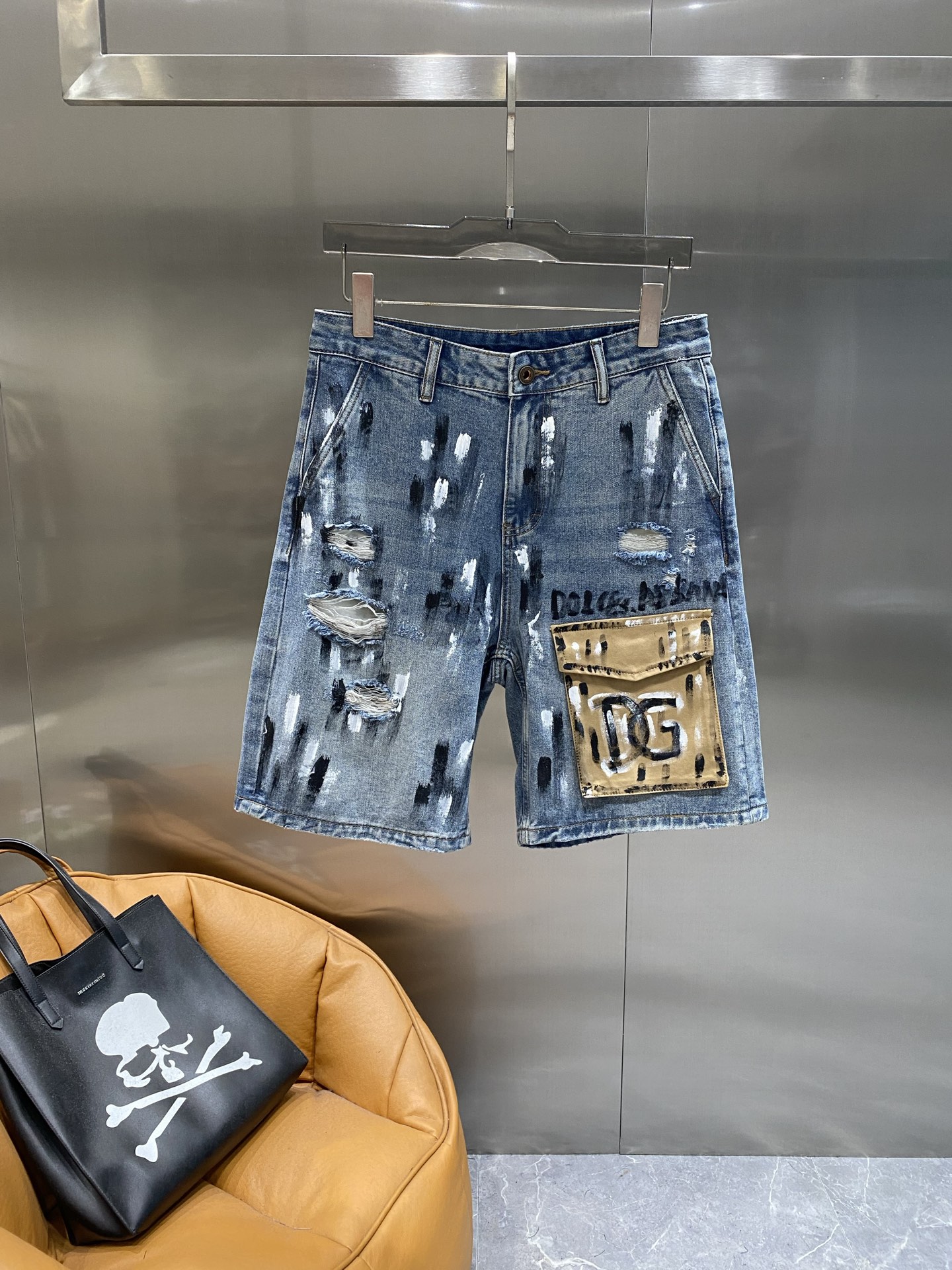 NO:439543,'DG Home' DG denim shorts, trendy and flying, old holes + graffiti letters, street feeling full, cool and cool value. Easy to grasp the trendy accent, walk on the street, the fashion trendy number is 29-36 the next day, gucci, shorts, alexander wang19860909《DG家》 DG牛仔短裤,潮到飞起 做旧破洞+涂鸦字母,街头感拉满,酷飒值爆表.轻松拿捏潮流腔调,走在街上,妥妥的时尚弄潮儿码数29-36隔天,,gucci,shorts,alexander wang,Men's clothing