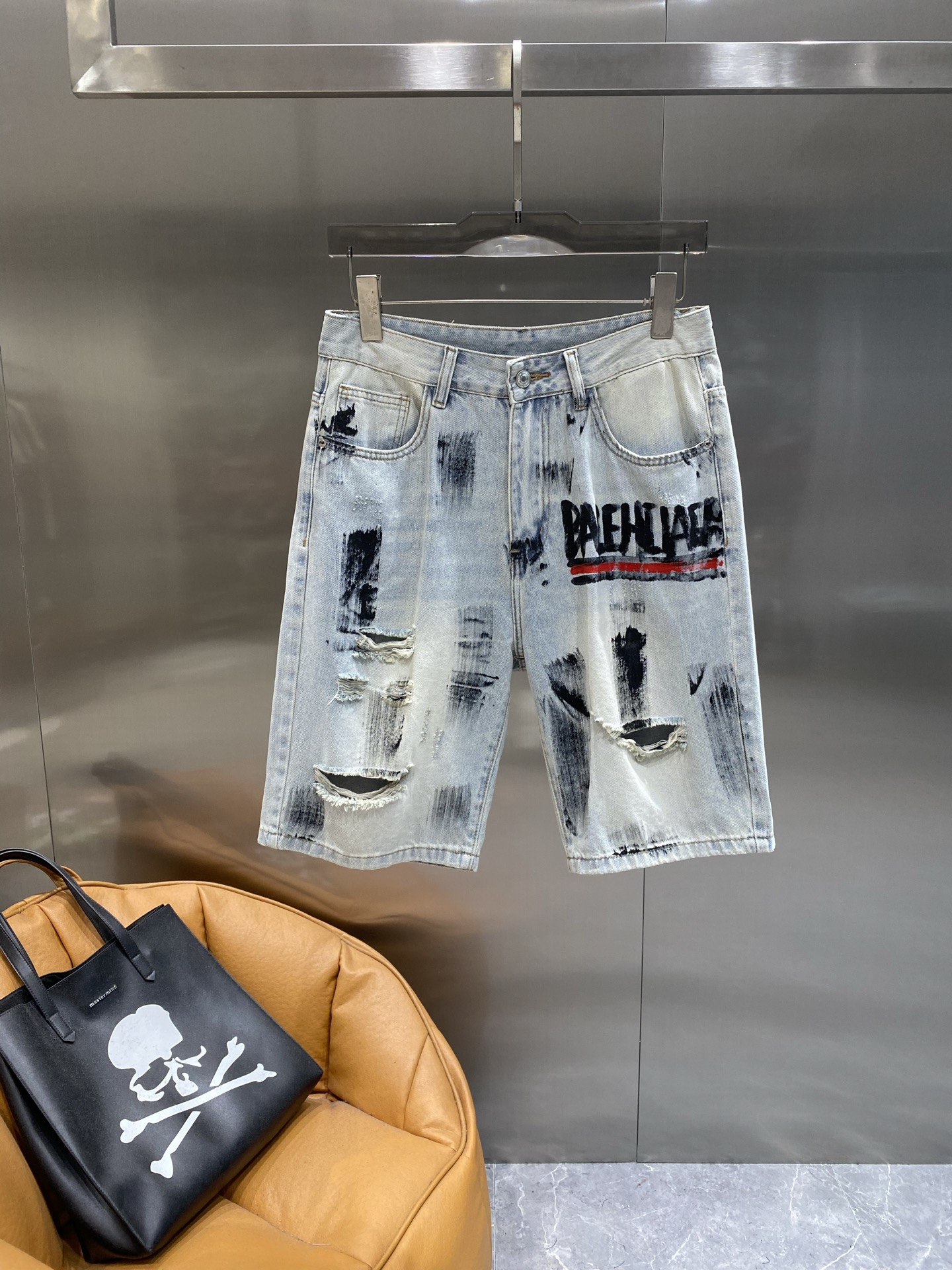 NO:439549,'Paris Home' Balenciaga denim shorts, trendy and flying. Old ripped holes + graffiti letters, street feeling full, cool and cool value. Easy to grasp the trendy accent, walk on the street, the perfect fashion trend number is 29-36 the next day, balenciaga, balenciaga, shorts, alexander wang19860909《巴黎家》 巴黎世家牛仔短裤,潮到飞起 做旧破洞+涂鸦字母,街头感拉满,酷飒值爆表.轻松拿捏潮流腔调,走在街上,妥妥的时尚弄潮儿码数29-36隔天,,balenciaga,balenciaga,shorts,alexander wang,Men's clothing