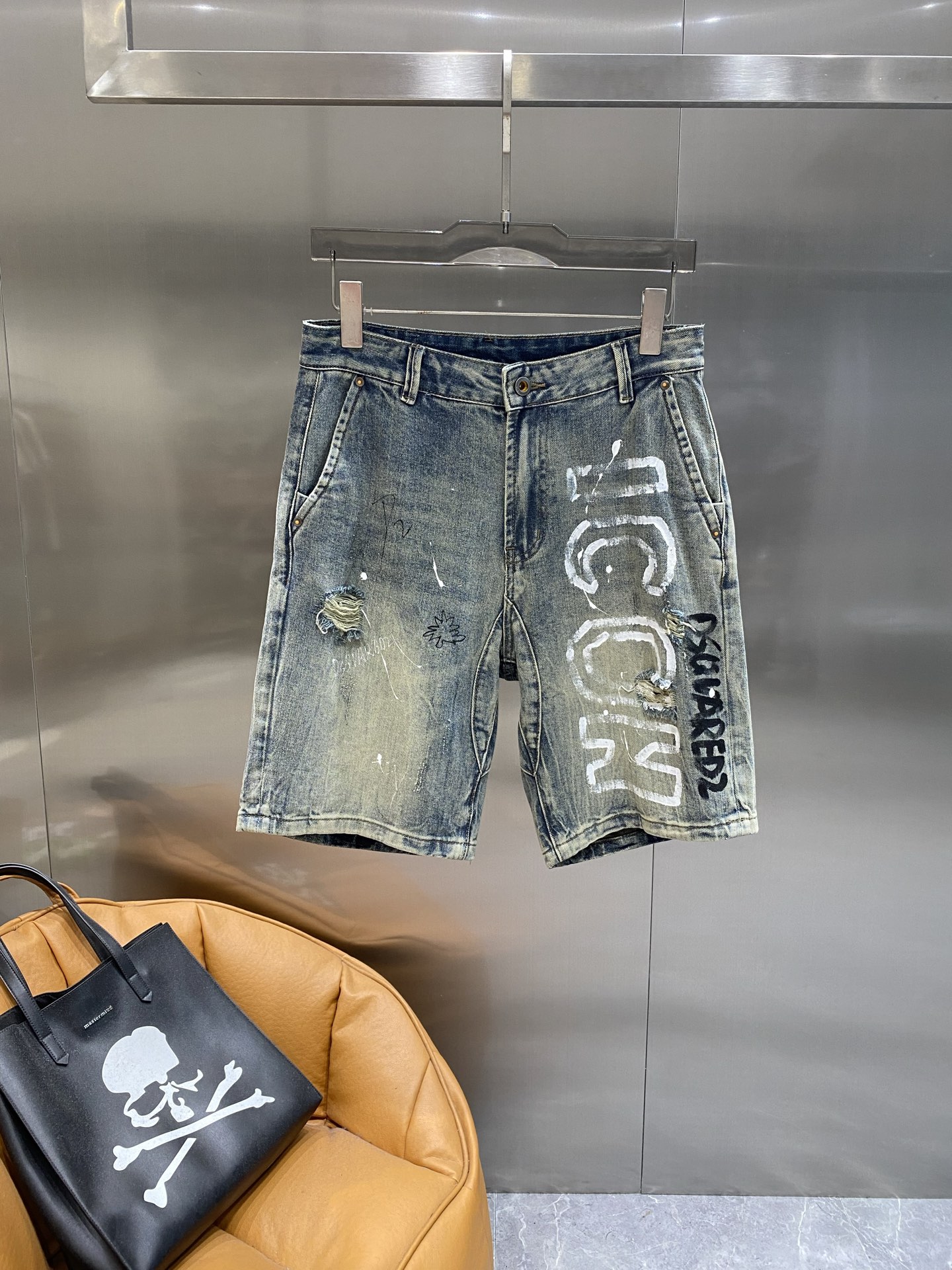 NO:439555,'D2 Family' D2 denim shorts, trendy and flying, old holes + graffiti letters, street feeling full, cool and cool value. Easy to grasp the trendy accent, walk on the street, the fashion trendy number is 29-36 the next day, shorts, alexander wang19860909《D2家》 D2牛仔短裤,潮到飞起 做旧破洞+涂鸦字母,街头感拉满,酷飒值爆表.轻松拿捏潮流腔调,走在街上,妥妥的时尚弄潮儿码数29-36隔天,,shorts,alexander wang,Men's clothing