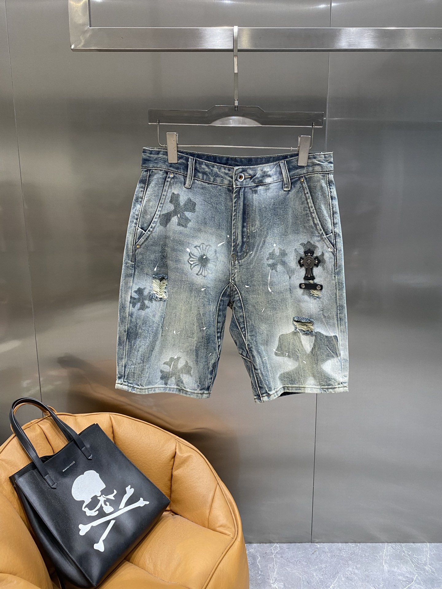 NO:439561,'Kejia' Croxin denim shorts, trendy and flying, old holes + graffiti letters, street feeling full, cool and cool value. Easy to grasp the trendy accent, walk on the street, the fashion trendy number is 29-36 the next day, chrome hearts, shorts, alexander wang19860909《克家》 克罗心牛仔短裤,潮到飞起 做旧破洞+涂鸦字母,街头感拉满,酷飒值爆表.轻松拿捏潮流腔调,走在街上,妥妥的时尚弄潮儿码数29-36隔天,,chrome hearts,shorts,alexander wang,Men's clothing