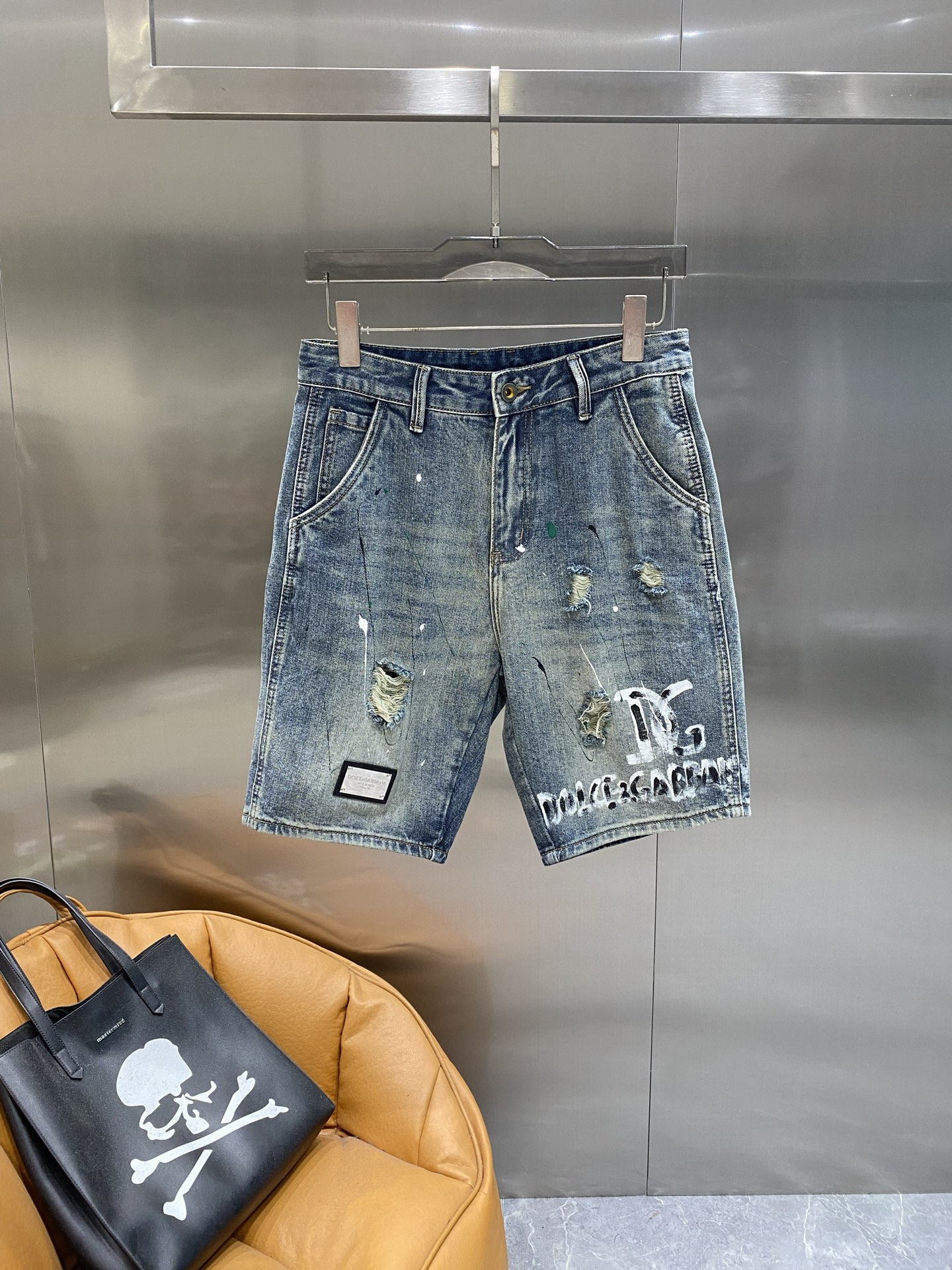 NO:439566,'DG Home' DG denim shorts, trendy and flying, old holes + graffiti letters, street feeling full, cool and cool value. Easy to grasp the trendy accent, walk on the street, the fashion trendy number is 29-36 the next day, gucci, shorts, alexander wang19860909《DG家》 DG牛仔短裤,潮到飞起 做旧破洞+涂鸦字母,街头感拉满,酷飒值爆表.轻松拿捏潮流腔调,走在街上,妥妥的时尚弄潮儿码数29-36隔天,,gucci,shorts,alexander wang,Men's clothing