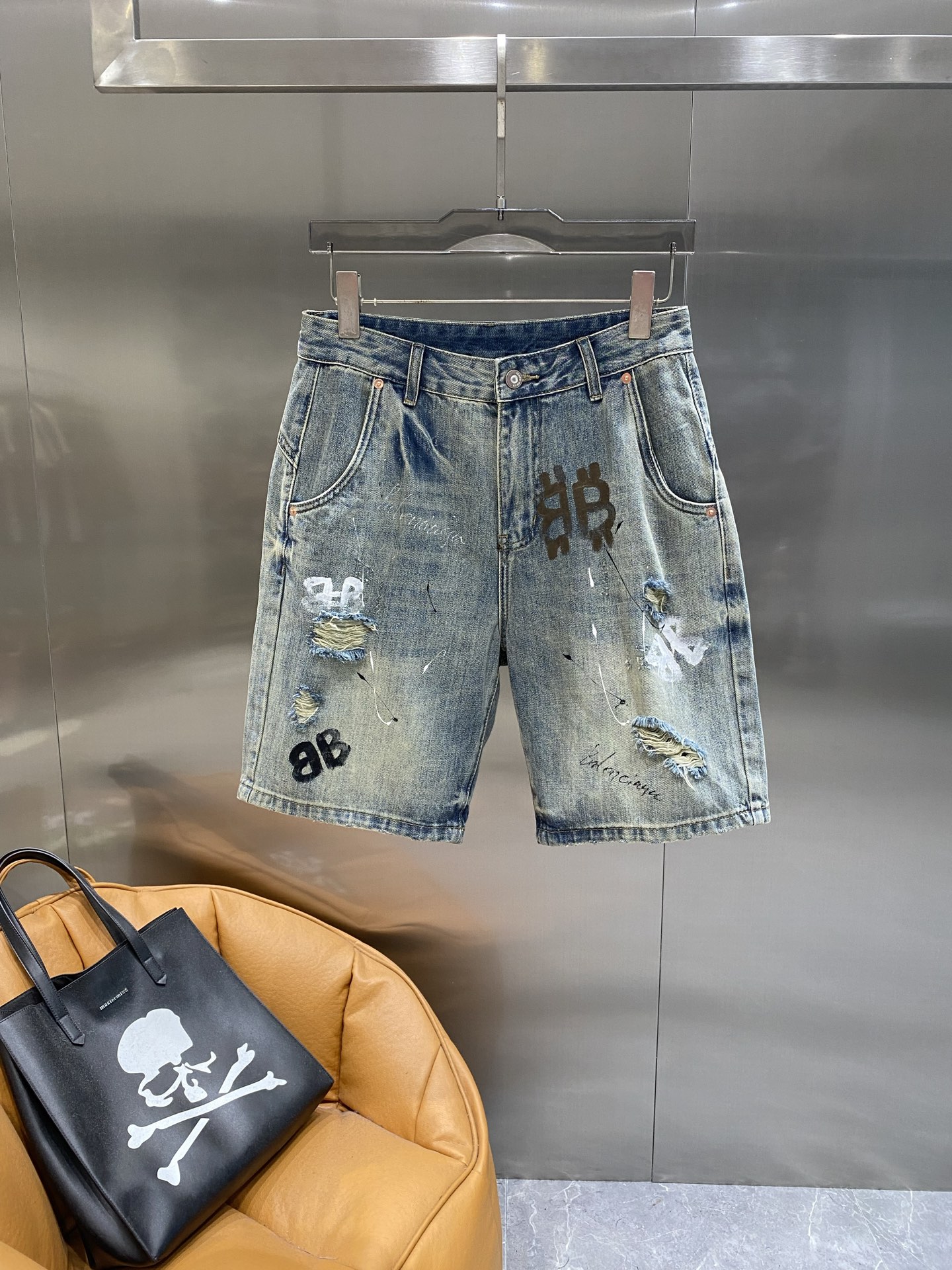 NO:439571,'Paris Home' Balenciaga denim shorts, trendy and flying. Old ripped holes + graffiti letters, street feeling full, cool and cool value. Easy to grasp the trendy accent, walk on the street, the perfect fashion trend number is 29-36 the next day, balenciaga, balenciaga, shorts, alexander wang19860909《巴黎家》 巴黎世家牛仔短裤,潮到飞起 做旧破洞+涂鸦字母,街头感拉满,酷飒值爆表.轻松拿捏潮流腔调,走在街上,妥妥的时尚弄潮儿码数29-36隔天,,balenciaga,balenciaga,shorts,alexander wang,Men's clothing