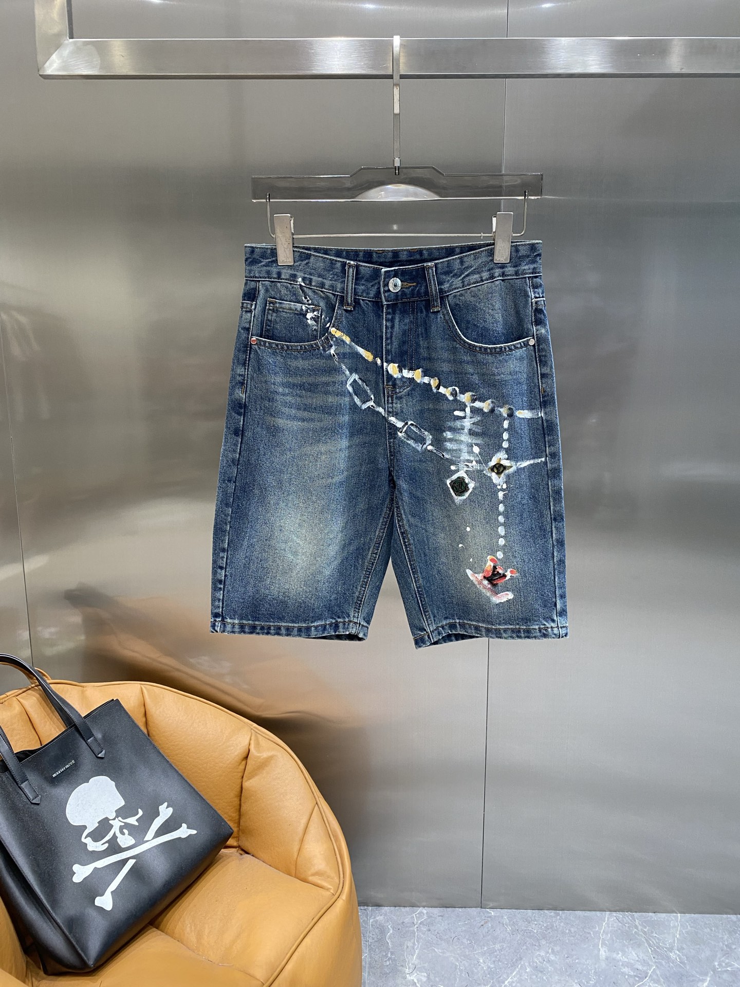 NO:439579,'LV Home' LV denim shorts, trendy and flying, old holes + graffiti letters, street feeling full, cool and cool value. Easy to grasp the trendy accent, walk on the street, the perfect fashion trend number is 29-36 the next day, louis vuitton, shorts, alexander wang19860909《LV家》 LV牛仔短裤,潮到飞起 做旧破洞+涂鸦字母,街头感拉满,酷飒值爆表.轻松拿捏潮流腔调,走在街上,妥妥的时尚弄潮儿码数29-36隔天,,louis vuitton,shorts,alexander wang,Men's clothing