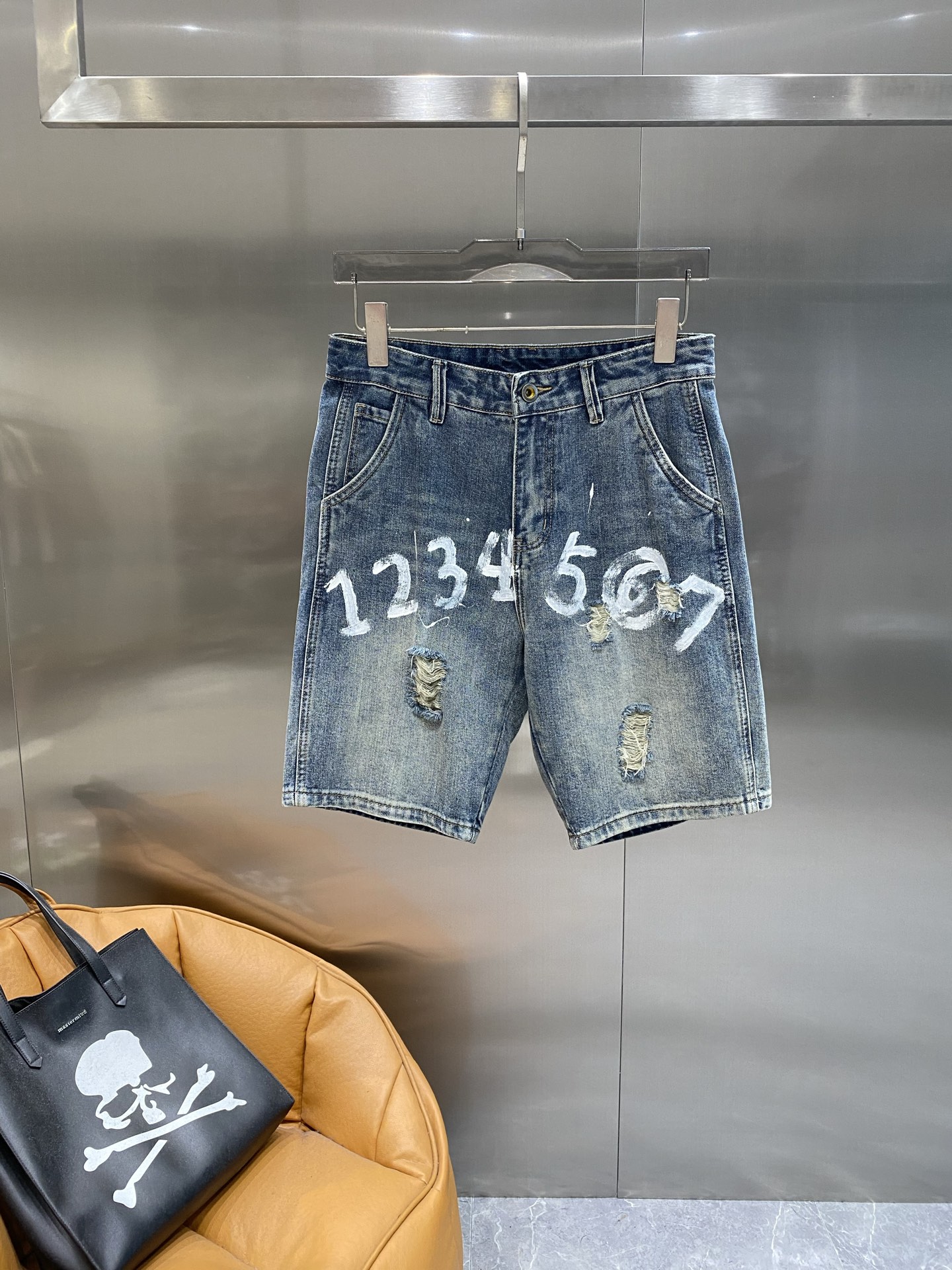 NO:439587,'Maggiela House' Maggiela denim shorts, trendy and flying, old holes + graffiti letters, street feeling full, cool and cool value. Easy to grasp the trendy accent, walk on the street, the fashion trendy number is 29-36 the next day, shorts, alexander wang19860909《玛吉拉家》 玛吉拉牛仔短裤,潮到飞起 做旧破洞+涂鸦字母,街头感拉满,酷飒值爆表.轻松拿捏潮流腔调,走在街上,妥妥的时尚弄潮儿码数29-36隔天,,shorts,alexander wang,Men's clothing