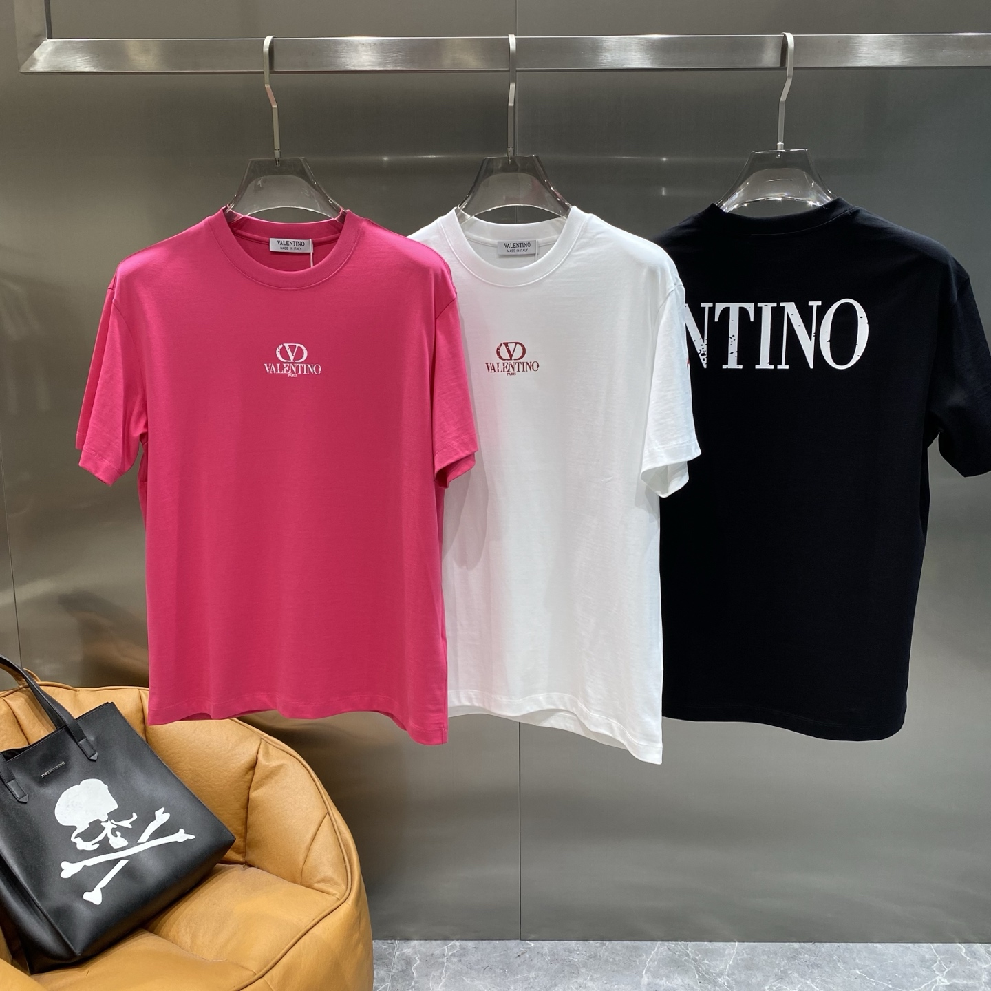NO:439631,'Wallen House' Valentino Short Sleeve Minimalist T-bottoms the high-end slack classic, small and exquisite white logo, 'The relaxation of Milan Fashion Week' M-3XL the next day, valentino, T-shirt, alexander wang19860909《华伦家》 华伦天奴短袖 极简T把高级松弛经典打底,胸口小而精致的白色 Logo , “米兰时装周的松弛感”M-3XL隔天,,valentino,T-shirt,alexander wang,Men's clothing