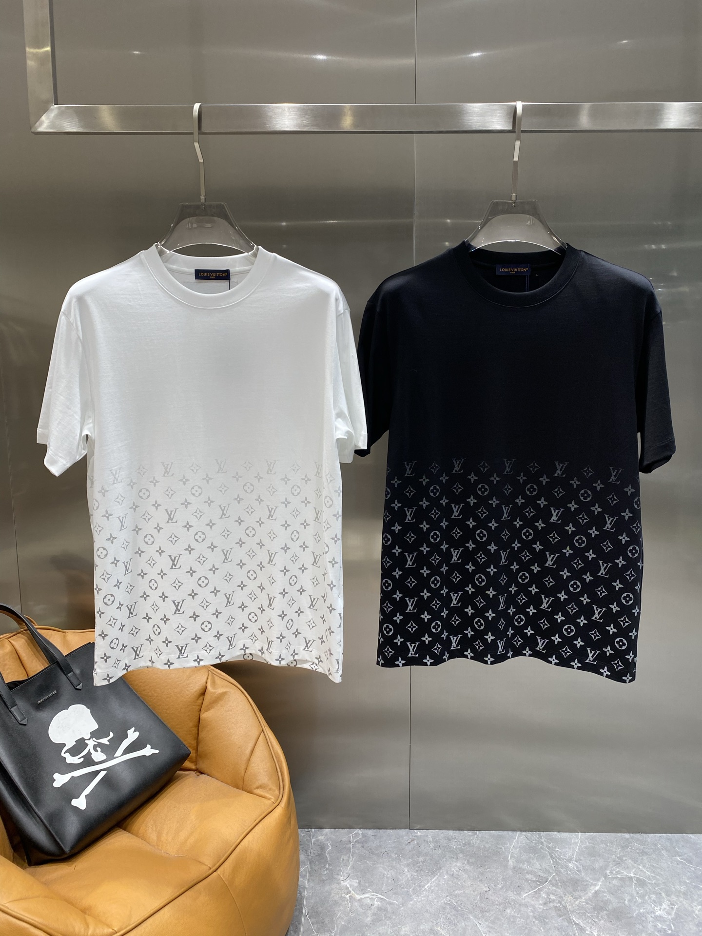 NO:453848,'Donkey Family' LV Gradient Old Flower Short Sleeve High-end slack classic Gradient Old Flower pattern with low-key luxury, the style is slightly loose, M-3XL the next day, louis vuitton, louis vuitton, louis vuitton, T-shirt, alexander wang19860909《驴家》 LV 渐变老花短袖 高级松弛经典渐变老花图案自带低调奢华感,版型是微宽松设计,M-3XL隔天,,louis vuitton,louis vuitton,louis vuitton,T-shirt,alexander wang,Men's clothing