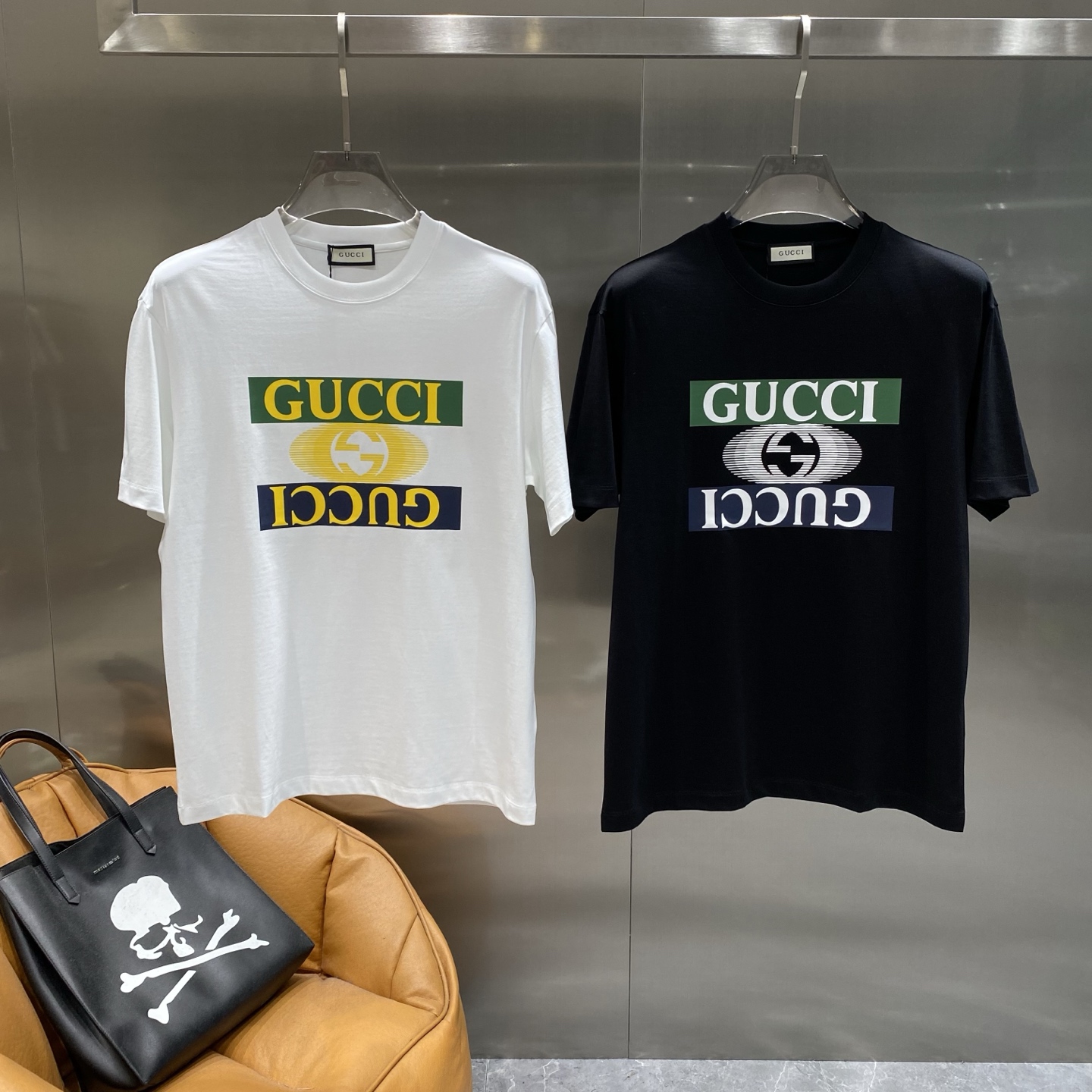 NO:453534,'The Gu Family' Gucci contrasting short-sleeved street high-end classic black base, green, white and blue contrasting logo with its own street sense, Milan street high-end M-3XL the next day, gucci,gucci,T-shirt,alexander wang19860909《古家》 Gucci 撞色短袖街头高级 经典黑色打底,绿白蓝撞色 Logo 自带街头感,米兰街头高级感M-3XL隔天,,gucci,gucci,T-shirt,alexander wang,Men's clothing