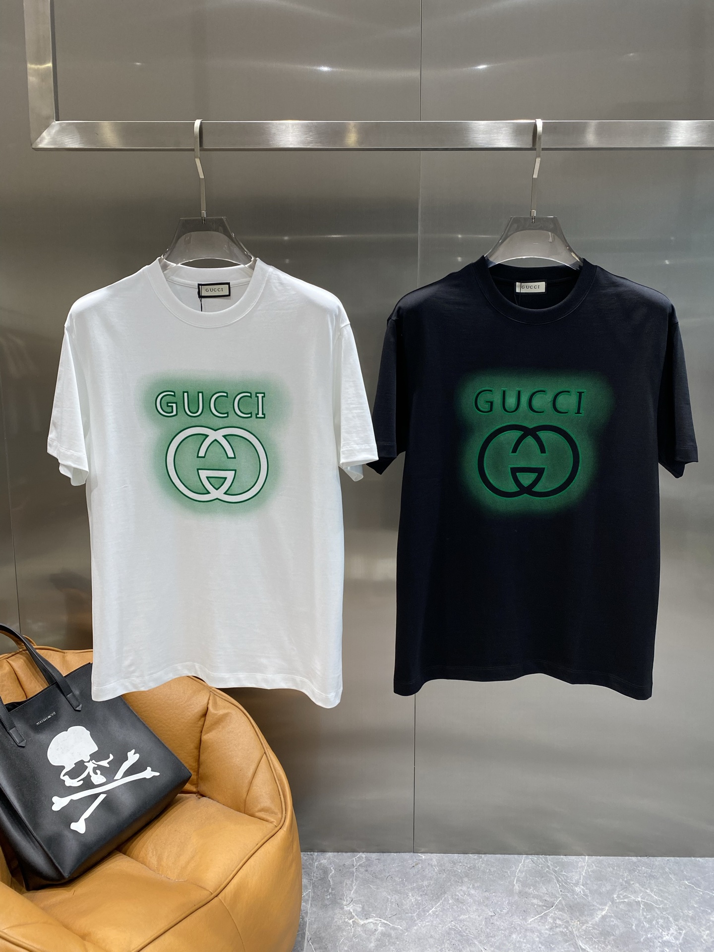 NO:476797,'The Gu Family' Gucci fluorescent green T brings cool classic fluorescent green gradient logo with its own luminous feeling, the style is slightly loose M-3XL the next day, gucci, gucci, alexander wang19860909《古家》 Gucci 荧光绿T把暗夜潮酷经典荧光绿渐变 Logo 自带发光感,版型是微宽松M-3XL隔天,,gucci,gucci,alexander wang,Men's clothing