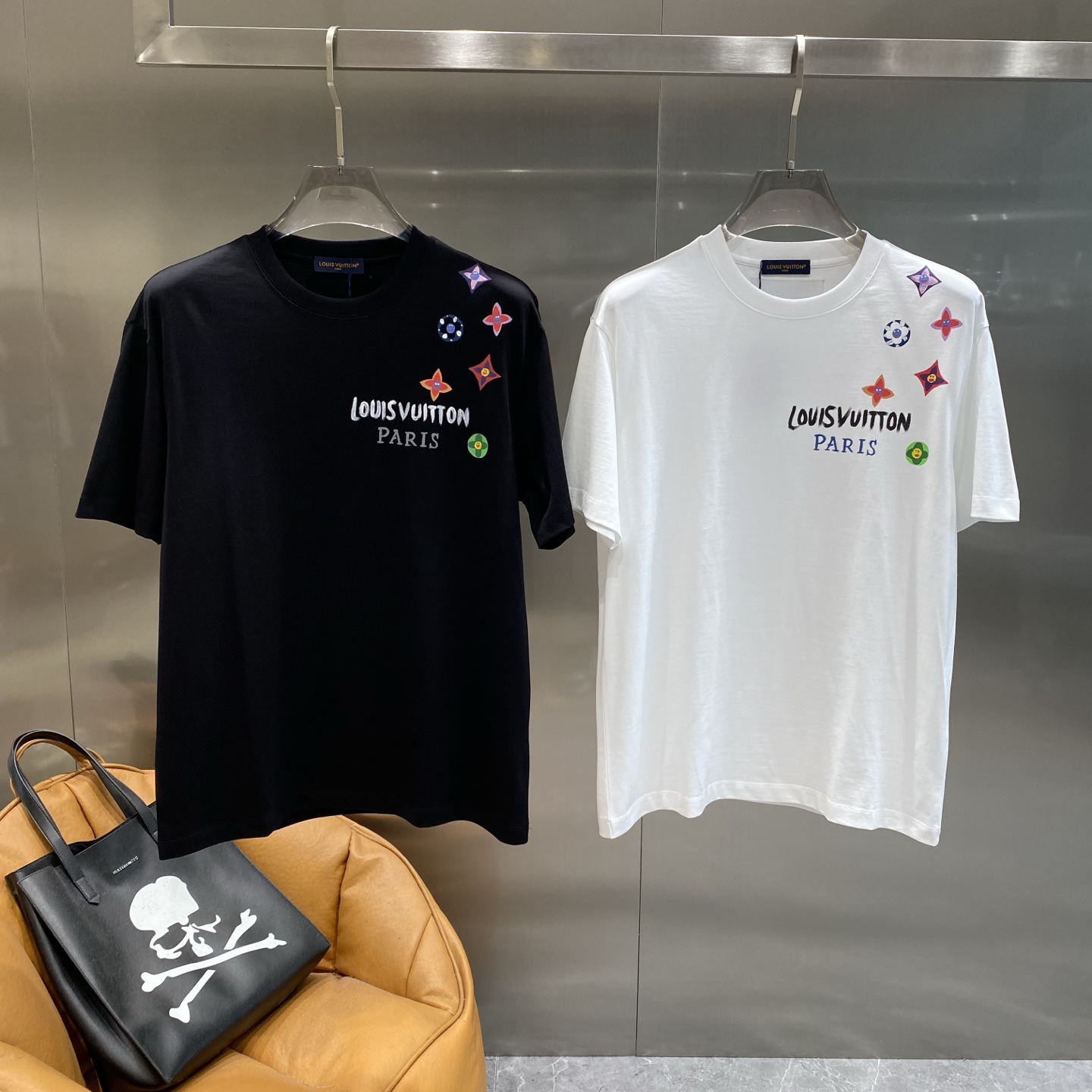 NO:453524,'Donkey Family' LV short-sleeved small side colored pattern hides many surprises, 'LOUIS VUITTON PARIS' is low-key and stylish~ full of trendy, M-3XL the next day, louis vuitton, louis vuitton, louis vuitton, louis vuitton, louis vuitton, louis vuitton, louis vuitton, T-shirt, alexander wang19860909《驴家》 LV短袖 侧边彩色小图案像藏了好多惊喜,“LOUIS VUITTON PARIS”字样低调又有范儿~潮流感拉满,M-3XL隔天,,louis vuitton,louis vuitton,louis vuitton,louis vuitton,T-shirt,alexander wang,Men's clothing