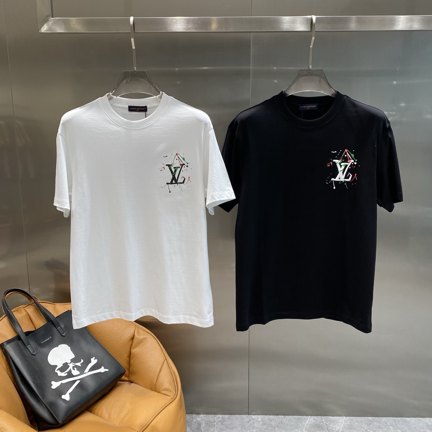 NO:453527,'Donkey House' LV short-sleeved graffiti logo on the back. Colorful ink and classic logo collided with the trend, and the streets were merged with high-end sense. M-3XL the next day, louis vuitton, louis vuitton, louis vuitton, louis vuitton, T-shirt, alexander wang19860909《驴家》 LV短袖 后背的涂鸦风大logo 彩色泼墨和经典标识碰撞,潮流感直接拉满~街头与高级感融合,M-3XL隔天,,louis vuitton,louis vuitton,louis vuitton,T-shirt,alexander wang,Men's clothing