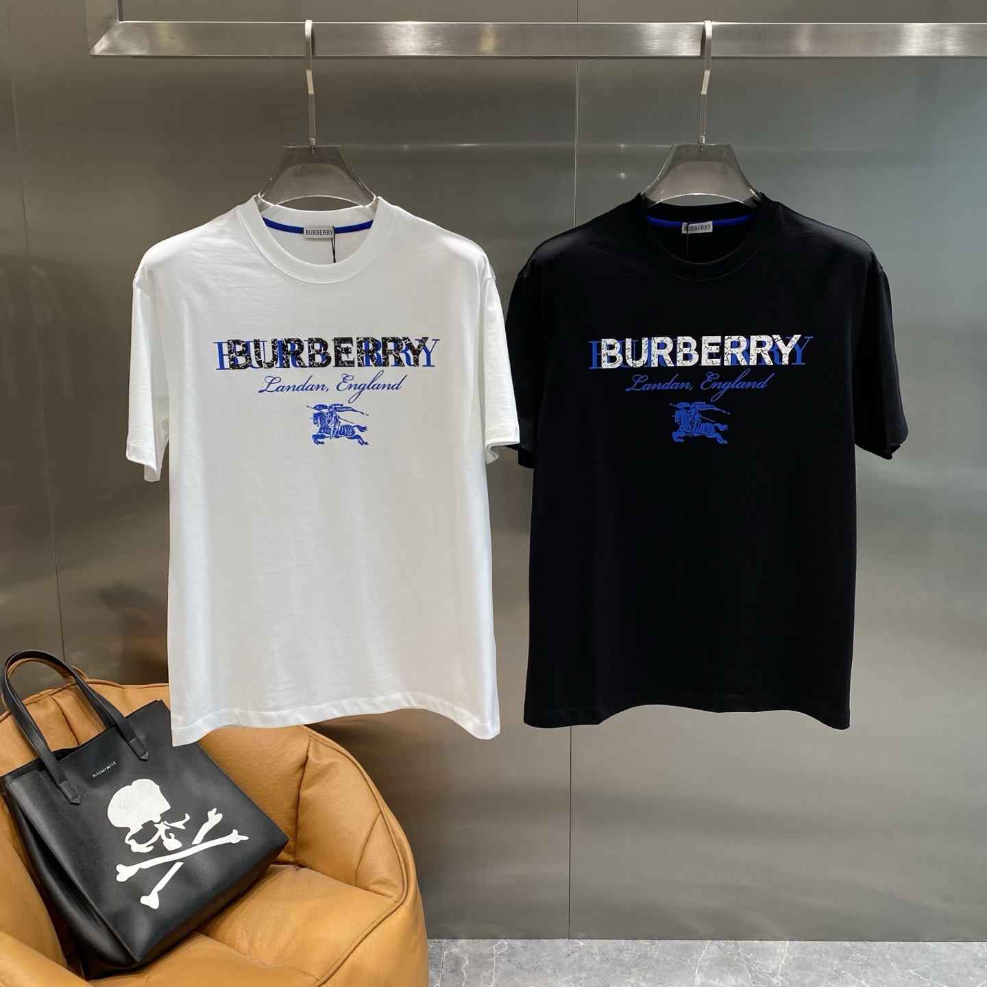 NO:453520,'Ba Jia' Burberry short-sleeved classic blue logo with British accent. The simple design hides a sense of high-end, both trend and texture. Low-key and luxurious M-3XL the next day, burberry, burberry, T-shirt, alexander wang19860909《巴家》 巴宝莉短袖 经典蓝色标识自带英伦腔调 简约设计藏着高级感,潮流与质感兼具.低调奢华M-3XL隔天,,burberry,burberry,T-shirt,alexander wang,Men's clothing