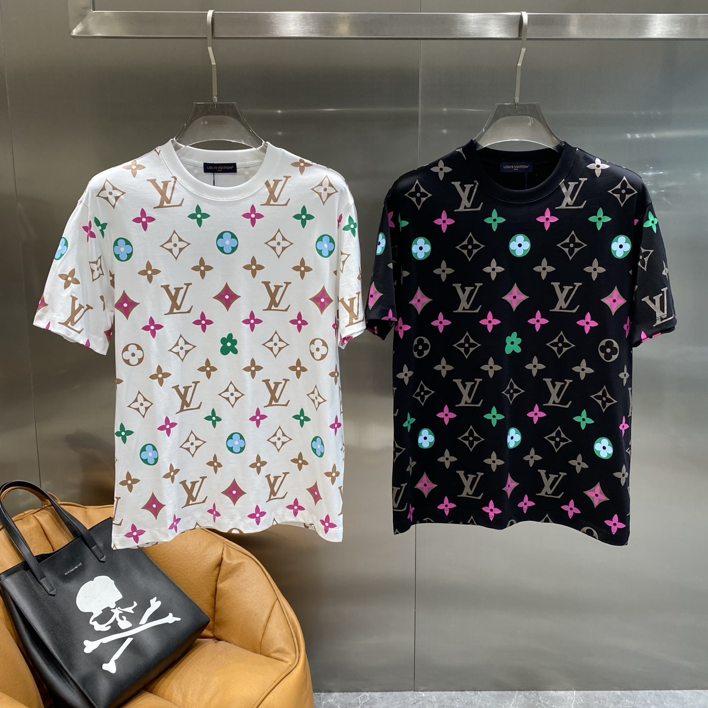 NO:453515,'Donkey Family' LVT Shirt Classic presbyterian full of prints, colorful patterns colliding to create vitality, fashionable and eye-catching~ Trendy full of trend, M-3XL the next day, louis vuitton, louis vuitton, louis vuitton, tees, t-shirt, alexander wang19860909《驴家》 LVT恤 经典老花满印,彩色图案碰撞出活力,时髦又吸睛~潮流感拉满,M-3XL隔天,,louis vuitton,louis vuitton,louis vuitton,tees，t-shirt,alexander wang,Men's clothing