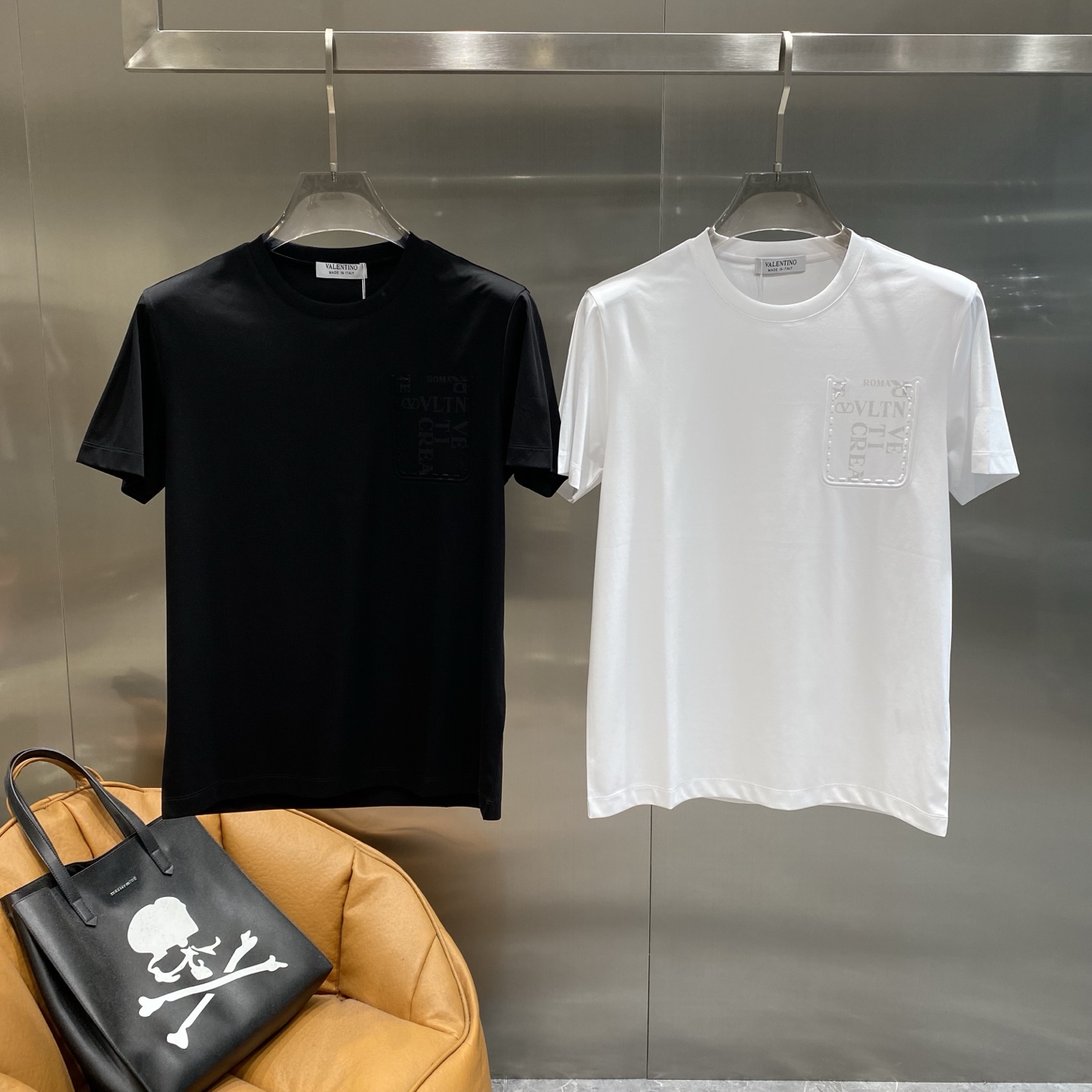 NO:453510,'Wallen House' Valentino short-sleeved minimalist design hides low-key and high-end feel. The dark details on the sides are inadvertently exquisite. It has both cool and texture. M-3XL the next day, valentino, T-shirt, alexander wang19860909《华伦家》 华伦天奴短袖 极简设计藏着低调高级感 侧边暗纹小细节,不经意间透出精致.酷飒与质感兼具,M-3XL隔天,,valentino,T-shirt,alexander wang,Men's clothing