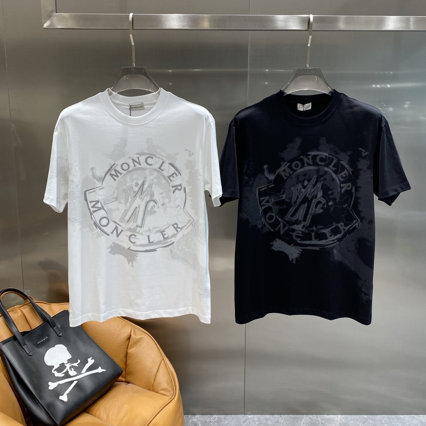 NO:439639,'Mengjia' Moncler Ink T puts dark and high-end classic base, the brand logo of ink texture, the style is slightly loose M-3XL the next day, alexander wang19860909《蒙家》 Moncler 泼墨T把暗黑高级 经典打底,泼墨质感的品牌标志,版型是微宽松M-3XL隔天,,alexander wang,Men's clothing