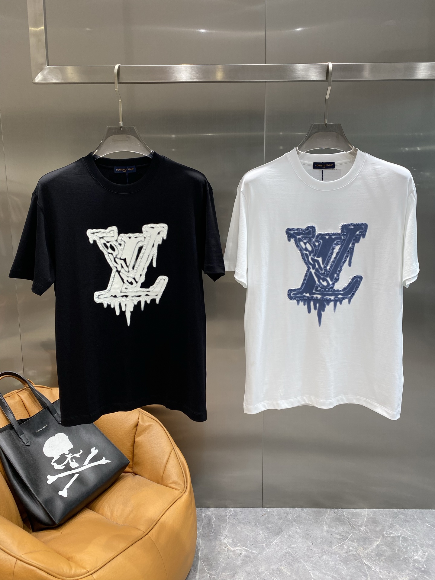 NO:439646,'Donkey Family' LV short-sleeved big logo is super design-looking, cool and eye-catching~, the trend is directly full, the number M-3XL next day, louis vuitton, louis vuitton, louis vuitton, louis vuitton, T-shirt, alexander wang19860909《驴家》 LV短袖 大Logo超有设计感,酷飒又吸睛~,潮流感直接拉满,码数M-3XL隔天,,louis vuitton,louis vuitton,louis vuitton,T-shirt,alexander wang,Men's clothing