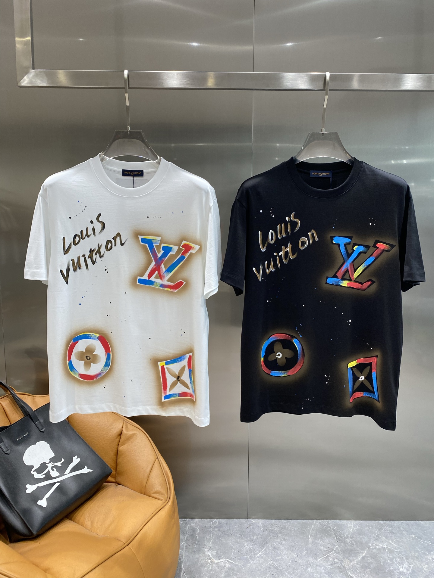 NO:476789,'Donkey House' LV graffiti short sleeves, classic black base on street art, colorful graffiti elements + brand logo, 'Paris Street Art Museum' The layout is slightly loose M-3XL the next day, louis vuitton, louis vuitton, louis vuitton, T-shirt, alexander wang19860909《驴家》 LV 涂鸦短袖 街头艺术经典黑色打底,彩色涂鸦元素+品牌标识,“巴黎街头美术馆” 版型是微宽松M-3XL隔天,,louis vuitton,louis vuitton,louis vuitton,T-shirt,alexander wang,Men's clothing