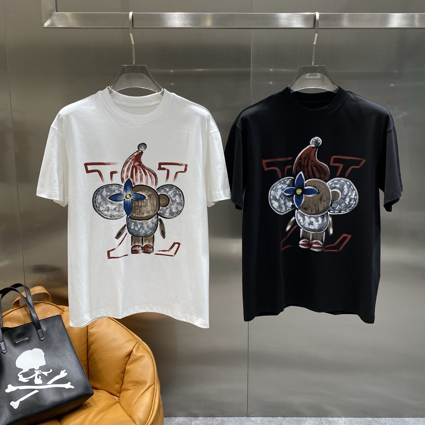 NO:515767,'Donkey Family' Louisville*LV 25ss Spring and Summer New First-Open Counter Latest Short-sleeved Round-neck T-shirt Hand-painted craftsmanship High-end Customization Design Avant-garde and fashionable!  Brand logo heavy craft design High-end custom 240g fabric. Soft feel and comfortable to wear. Counter-level exquisite car line. Color black and white. Number of S-3XL the next day, louis vuitton, louis vuitton, louis vuitton, louis vuitton, louis vuitton, T-shirt,tees, t-shirt,alexander wang19860909《驴家》 路易威*LV 25ss春夏新款首发专柜最新款短袖圆领T恤 手绘工艺 高端订制 设计前卫时尚！品牌logo重工艺设计 高端定制240克面料.手感柔软.穿着舒适.专柜级别精致车线.颜色黑色.白色.码数S-3XL隔天,,louis vuitton,louis vuitton,louis vuitton,louis vuitton,T-shirt,tees，t-shirt,alexander wang,Men's clothing