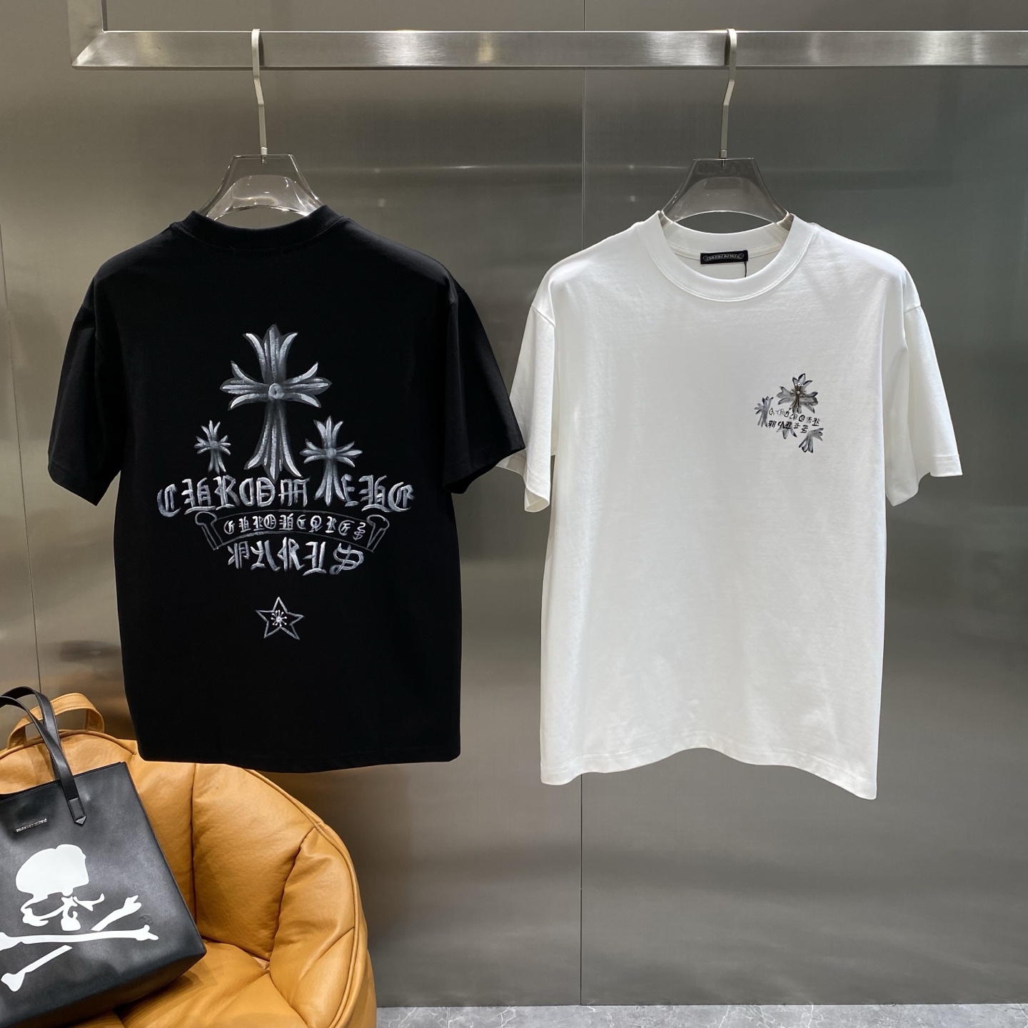 NO:515773,'Kejia' Crowxin's new spring and summer new model debut counter with the latest round neck short sleeves, high-end customization, avant-garde and fashionable design!  Brand logo heavy craft design, high-end customization, cotton fabric, soft feel, comfortable to wear, exquisite counter-level car line, fine workmanship, invincible and handsome upper body effect!  A must-have item for handsome men!  S-3xL the next day, chrome hearts, T-shirt, alexander wang19860909《克家》 克罗心2025春夏新款首发专柜最新款圆领短袖 高端订制 设计前卫时尚！品牌logo重工艺设计 高端定制 棉面料.手感柔软.穿着舒适.专柜级别精致车线.做工精细.上身效果无敌帅气！型男必备单品！码数S-3xL隔天,,chrome hearts,T-shirt,alexander wang,Men's clothing