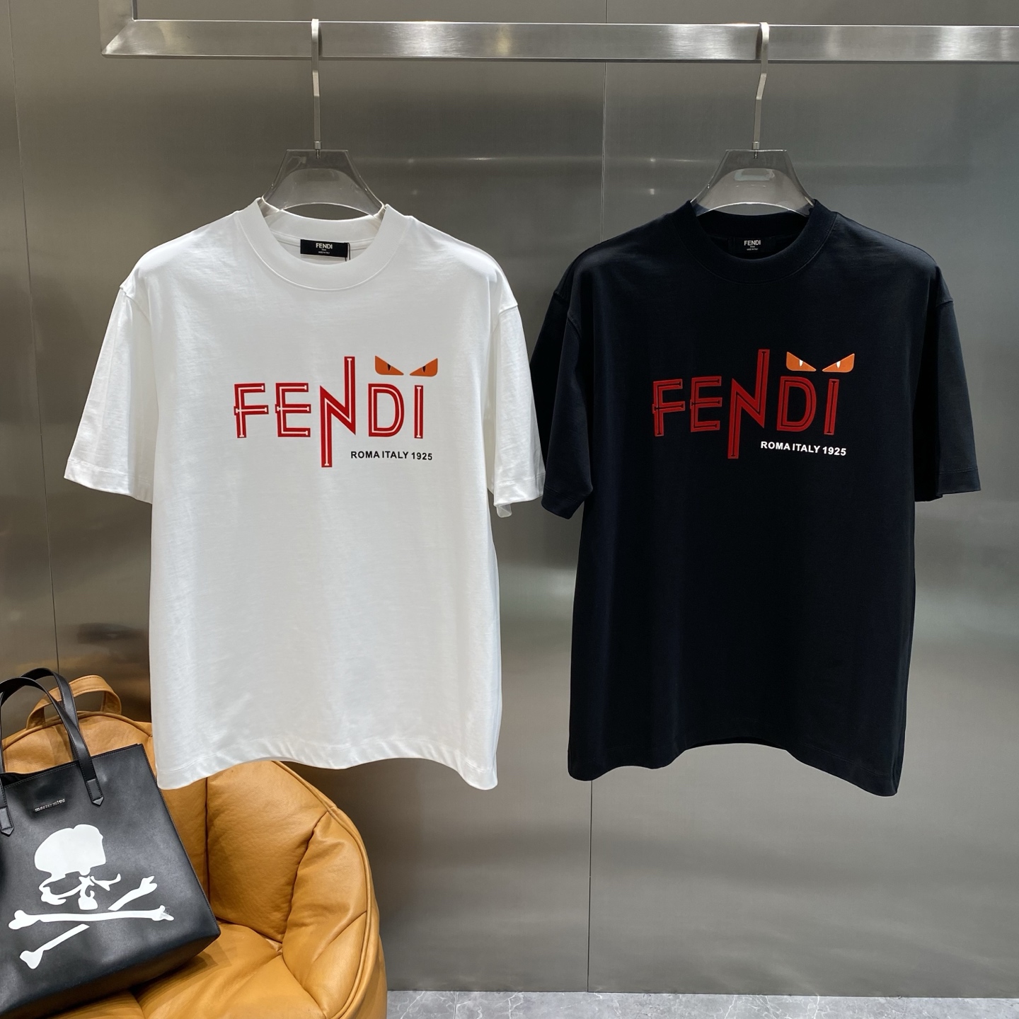 NO:515779,'Fenjia' 2025ss new craft logo high-quality pure cotton wide version round neck men's short-sleeved T-shirt, the new season and new series cleverly integrate the logo into the design, shaping a series of sports style items full of retro style. On this versatile T-shirt, a pattern with a hint of nostalgic meaning is presented in the body in a low-key manner. The specific original version developed double-strand cotton plain fabric is designed, with a wide upper body and good comfort. S-XXXL the next day, fendi, T-shirt, tees, t-shirt, alexander wang19860909《芬家》 2025ss新工艺logo高品质纯棉质阔版圆领男士短袖T恤,新季新推系列将标识巧妙融入设计,塑就一系列充满复古风情的运动风单品.在这款百搭T恤上,带着一丝怀旧意蕴的图案低调呈现于衣身,优选特定原版开发双股精棉平纹面料,上身挺阔舒适度佳,S-XXXL隔天,,fendi,T-shirt,tees，t-shirt,alexander wang,Men's clothing