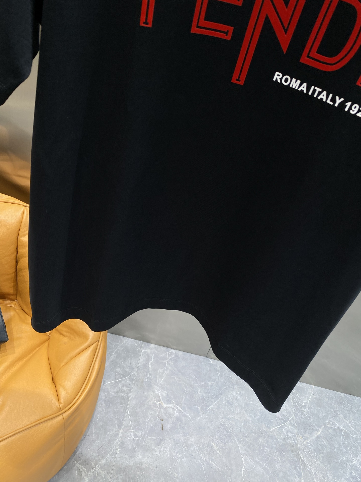 《𝙉𝙚𝙬🤍🖤芬家》2025ss新工艺logo高品质纯棉质阔版圆领男士短袖T恤，新季新推系列将标识巧妙融入