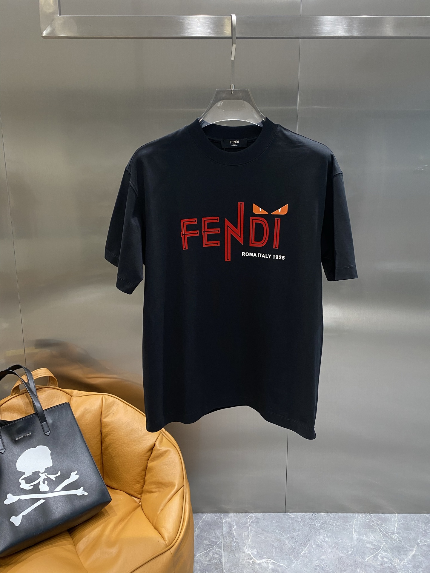 《𝙉𝙚𝙬🤍🖤芬家》2025ss新工艺logo高品质纯棉质阔版圆领男士短袖T恤，新季新推系列将标识巧妙融入