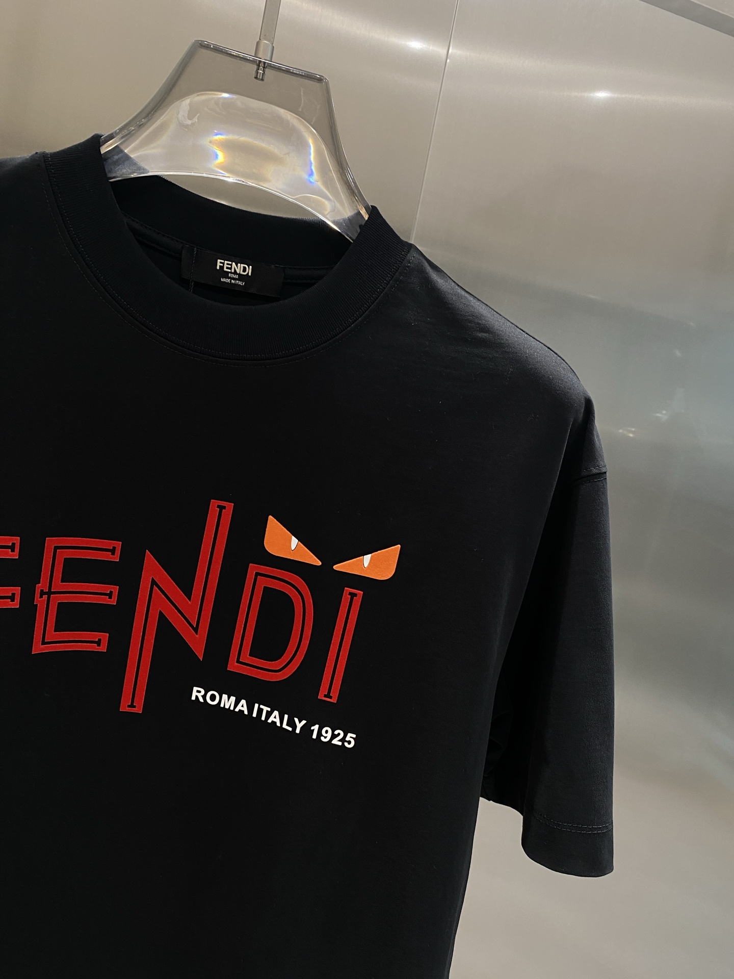 《𝙉𝙚𝙬🤍🖤芬家》2025ss新工艺logo高品质纯棉质阔版圆领男士短袖T恤，新季新推系列将标识巧妙融入