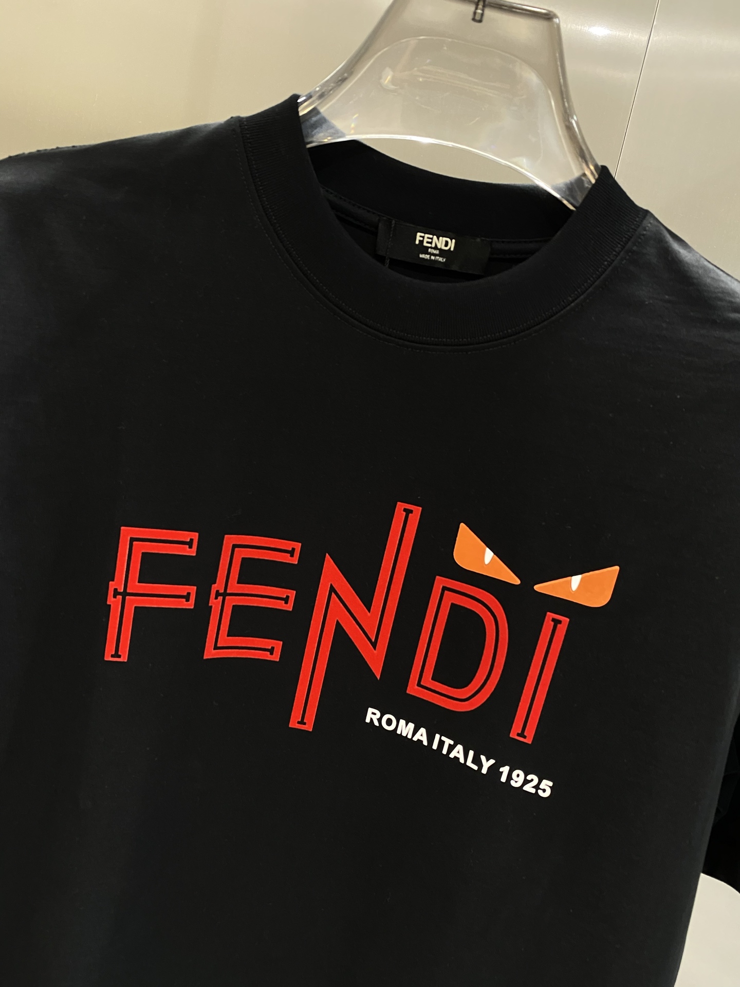 《𝙉𝙚𝙬🤍🖤芬家》2025ss新工艺logo高品质纯棉质阔版圆领男士短袖T恤，新季新推系列将标识巧妙融入