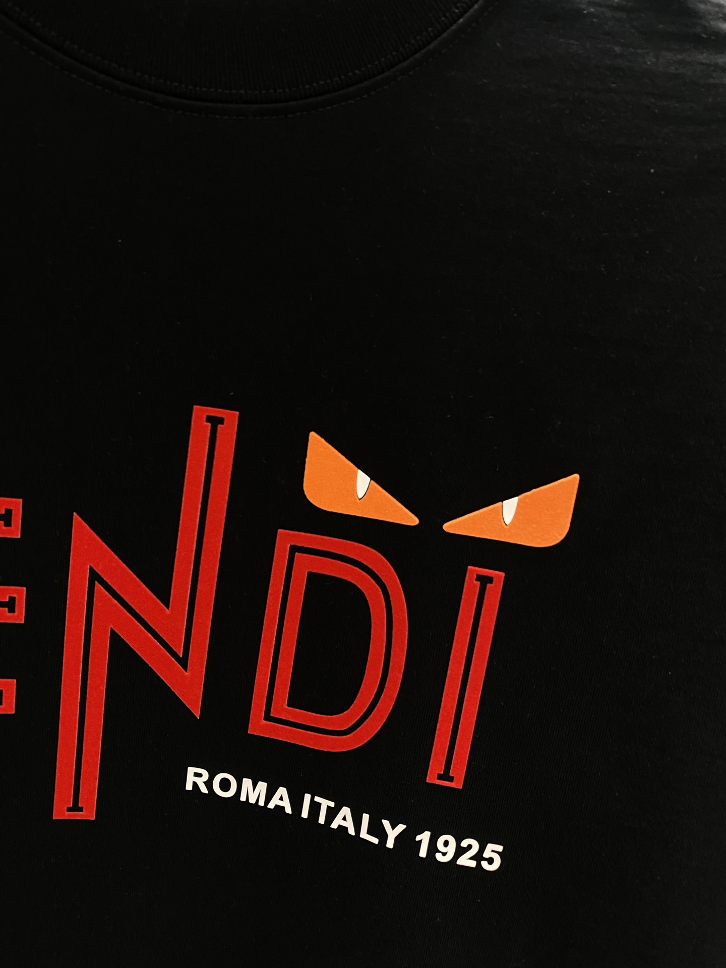 《𝙉𝙚𝙬🤍🖤芬家》2025ss新工艺logo高品质纯棉质阔版圆领男士短袖T恤，新季新推系列将标识巧妙融入