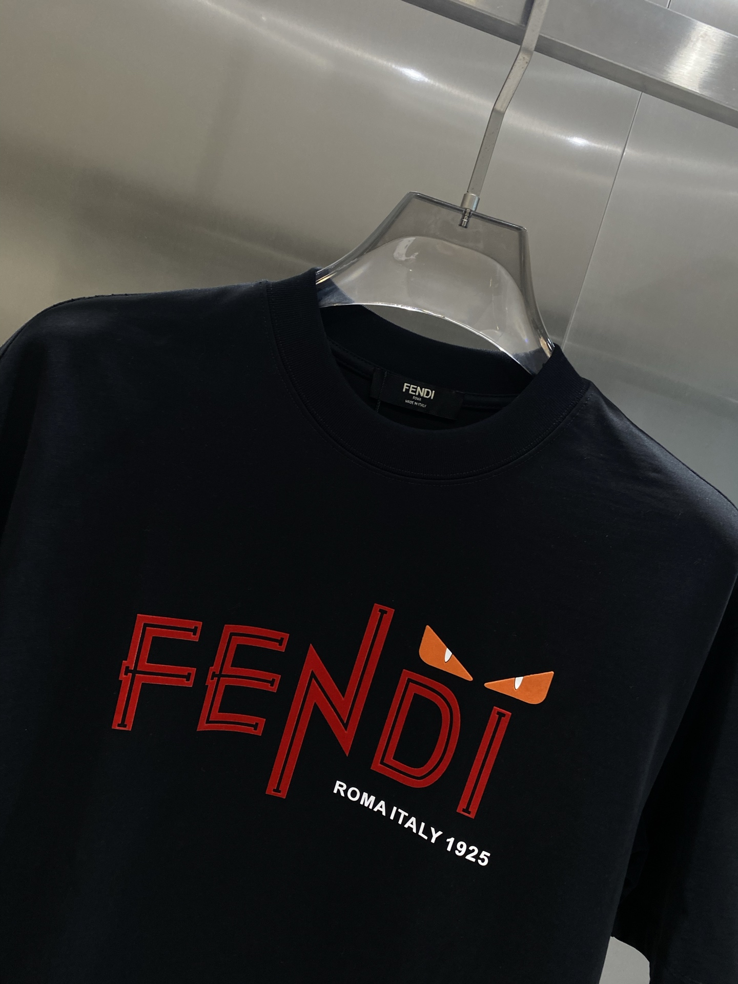 《𝙉𝙚𝙬🤍🖤芬家》2025ss新工艺logo高品质纯棉质阔版圆领男士短袖T恤，新季新推系列将标识巧妙融入